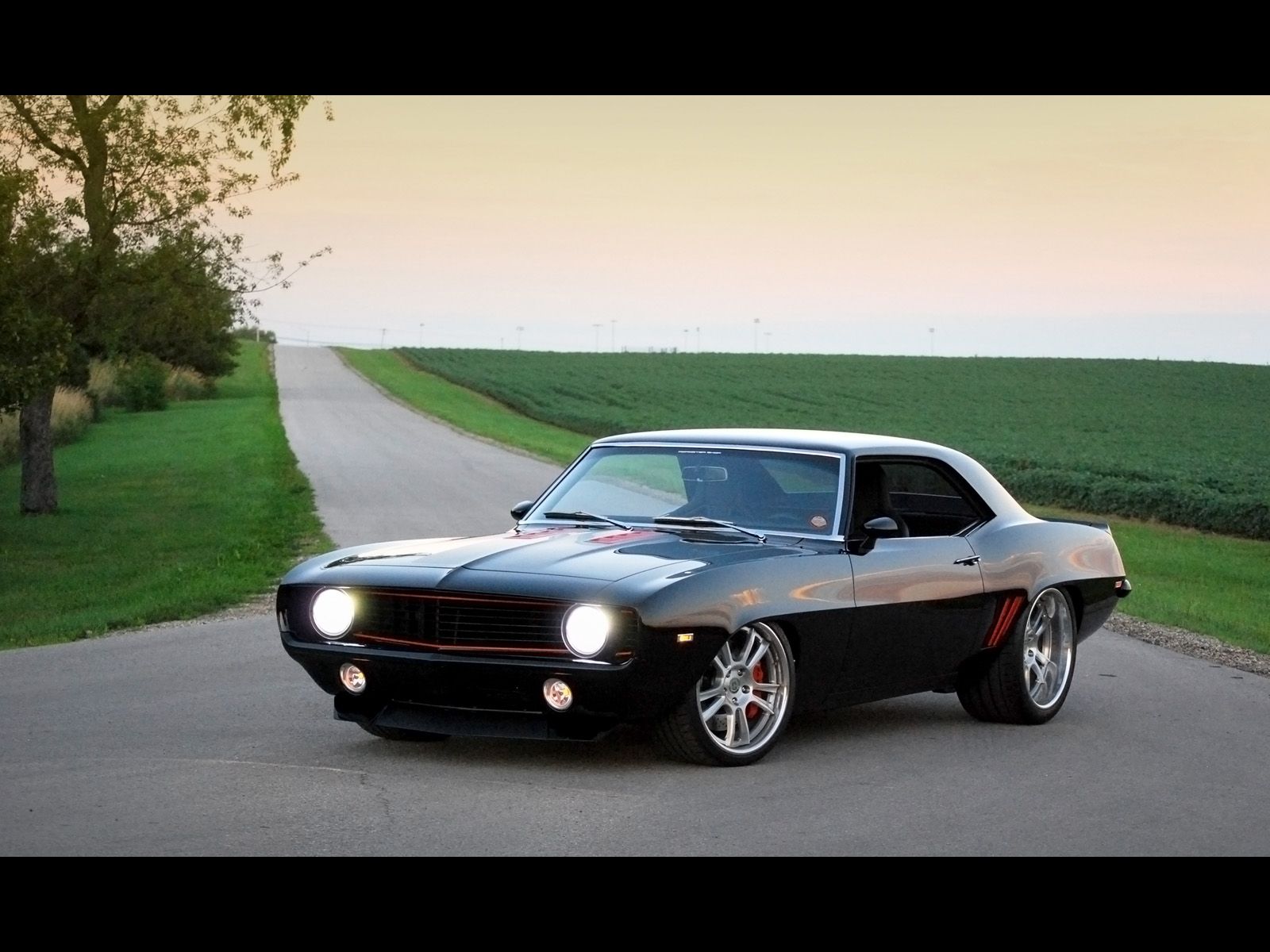 Chevy Camaro nera su strada, 1600x1200 900p, Desktop