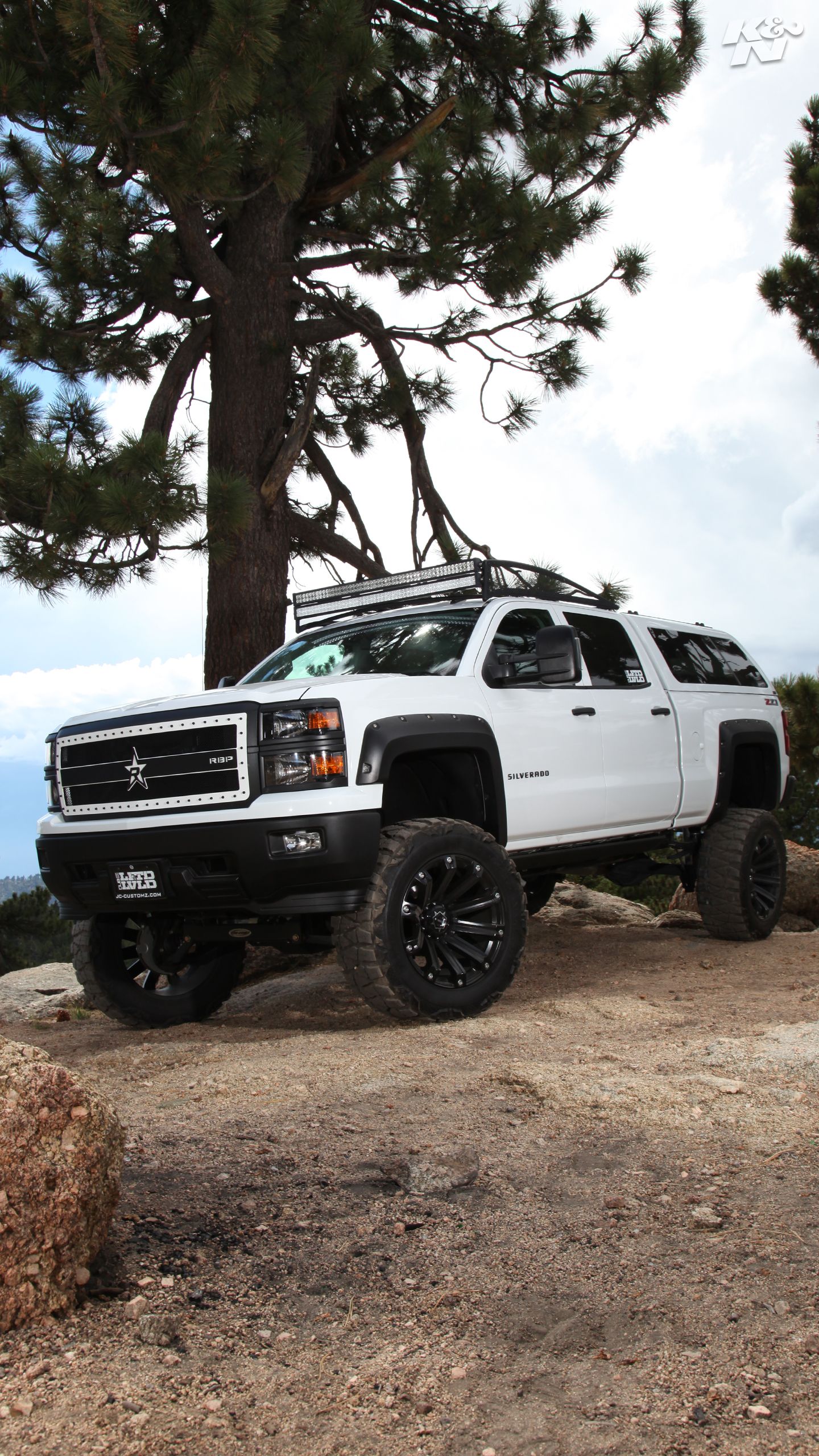 Chevy Silverado bianco sollevato, 1440x2560 Verticale, Mobile