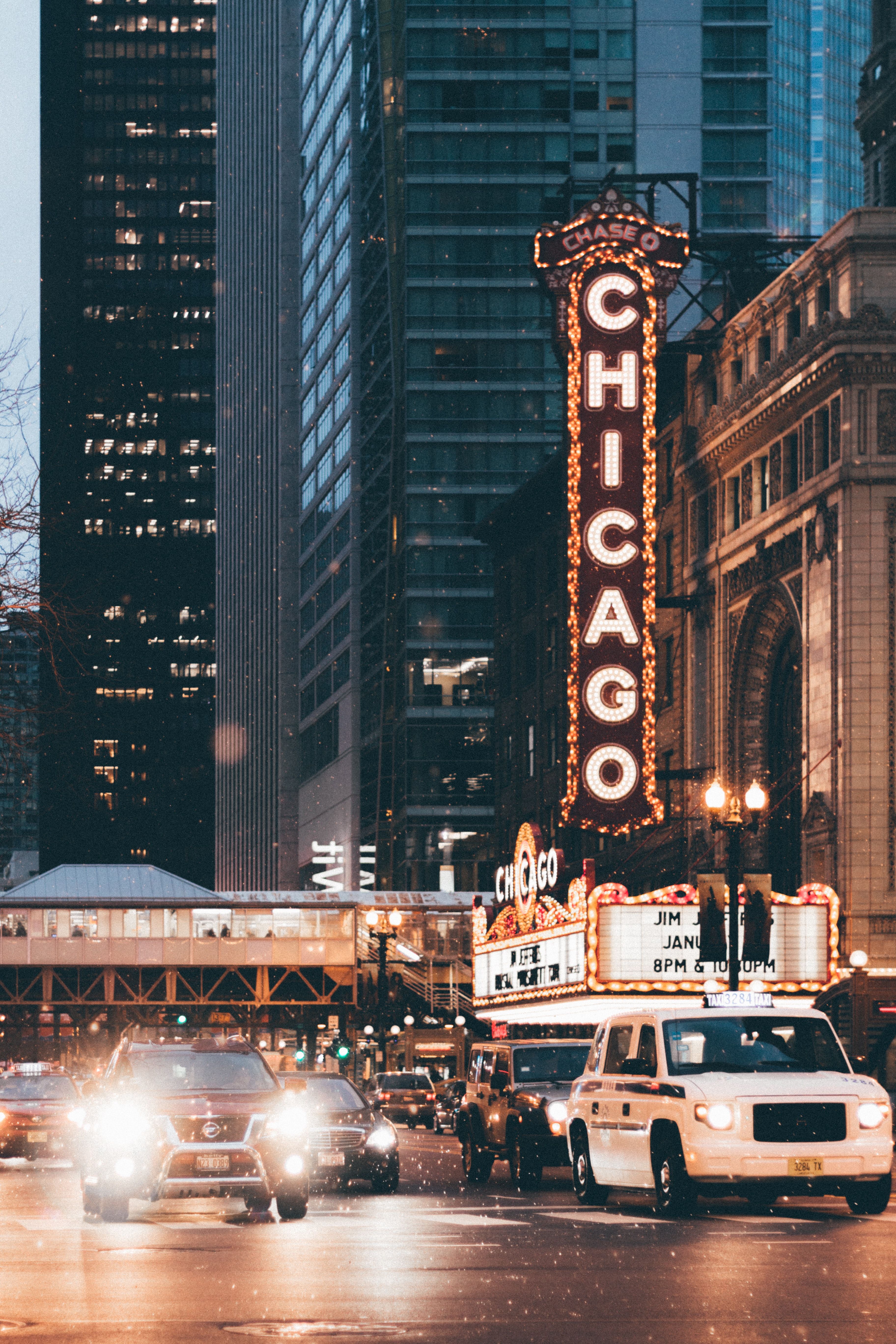 Insegna teatro Chicago di notte, 3648x5472 Verticale, Mobile