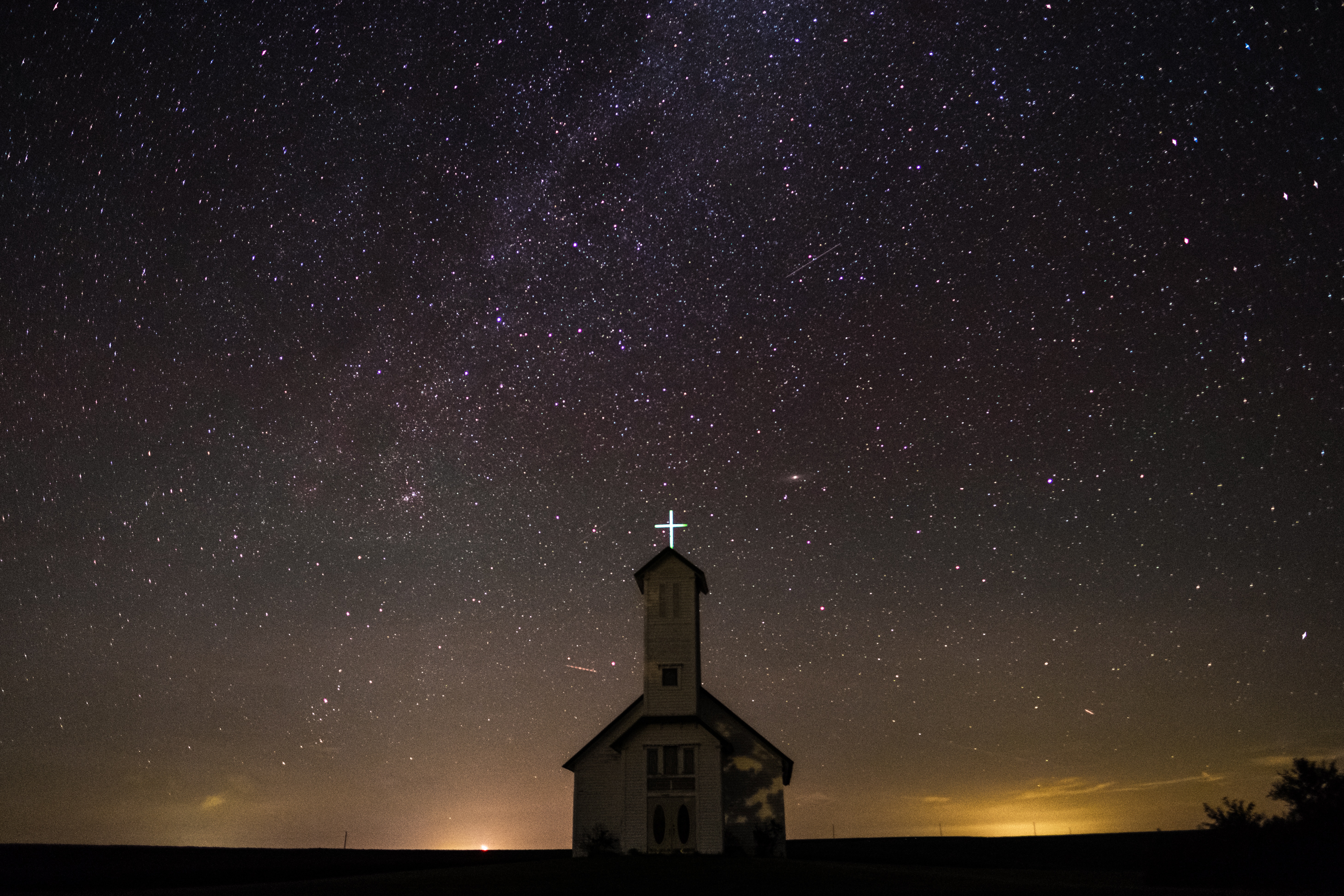 Chiesa con croce sotto stelle, 5836x3891 Ultra HD, Monitor 4K
