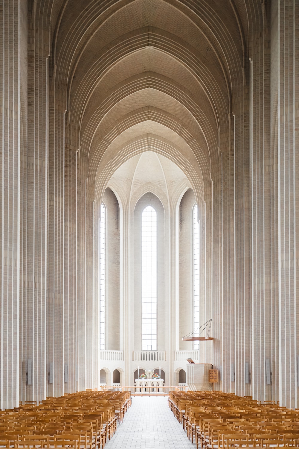 Interno chiesa moderna minimalista, 1000x1500 Verticale, POCO
