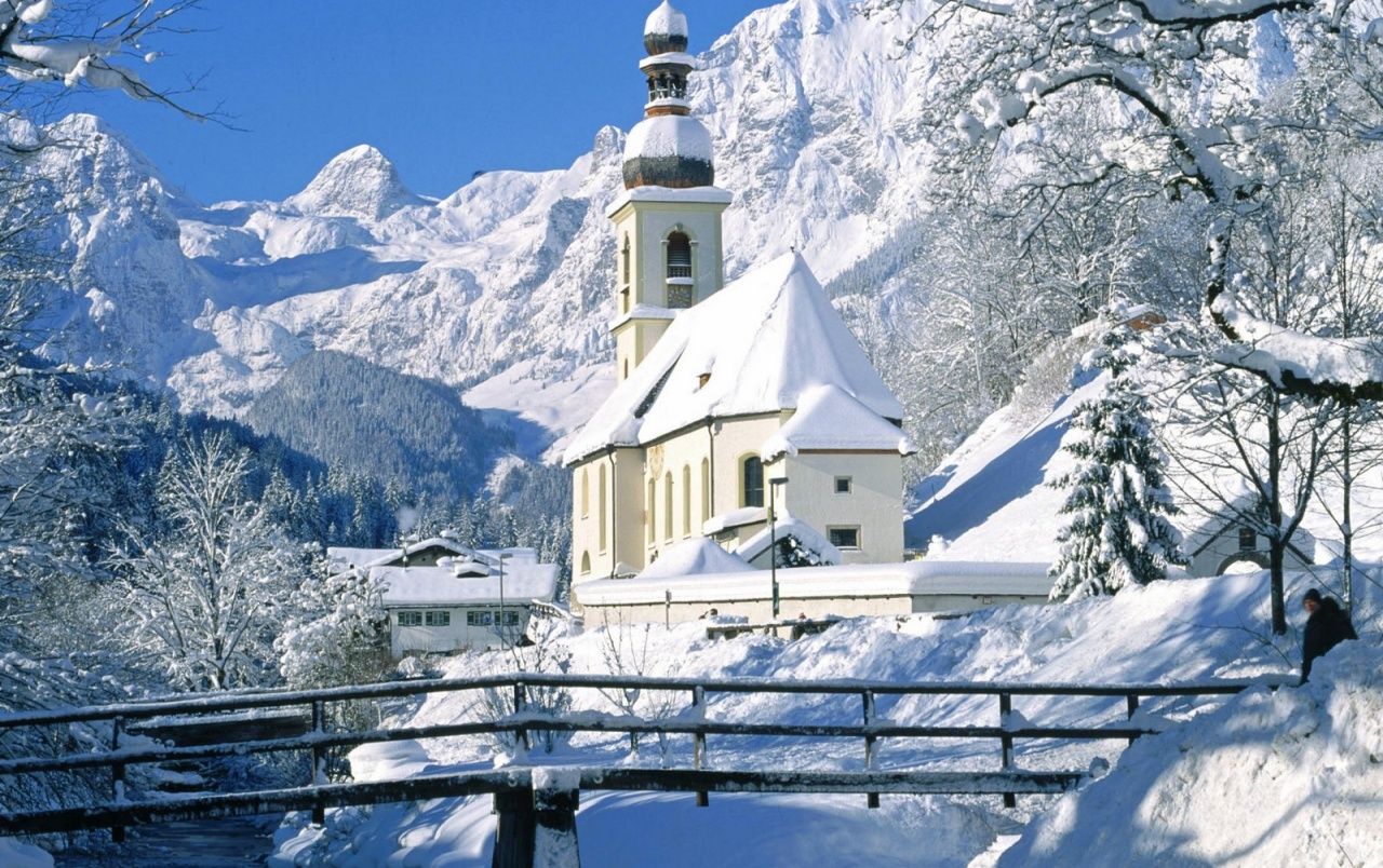 Chiesa innevata tra montagne, 1280x804 720p, Laptop