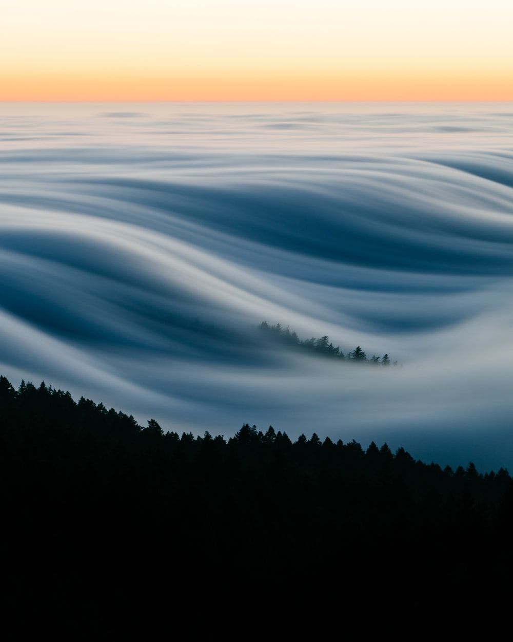 Onde di nebbia su colline, 1000x1250 Verticale, Telefono