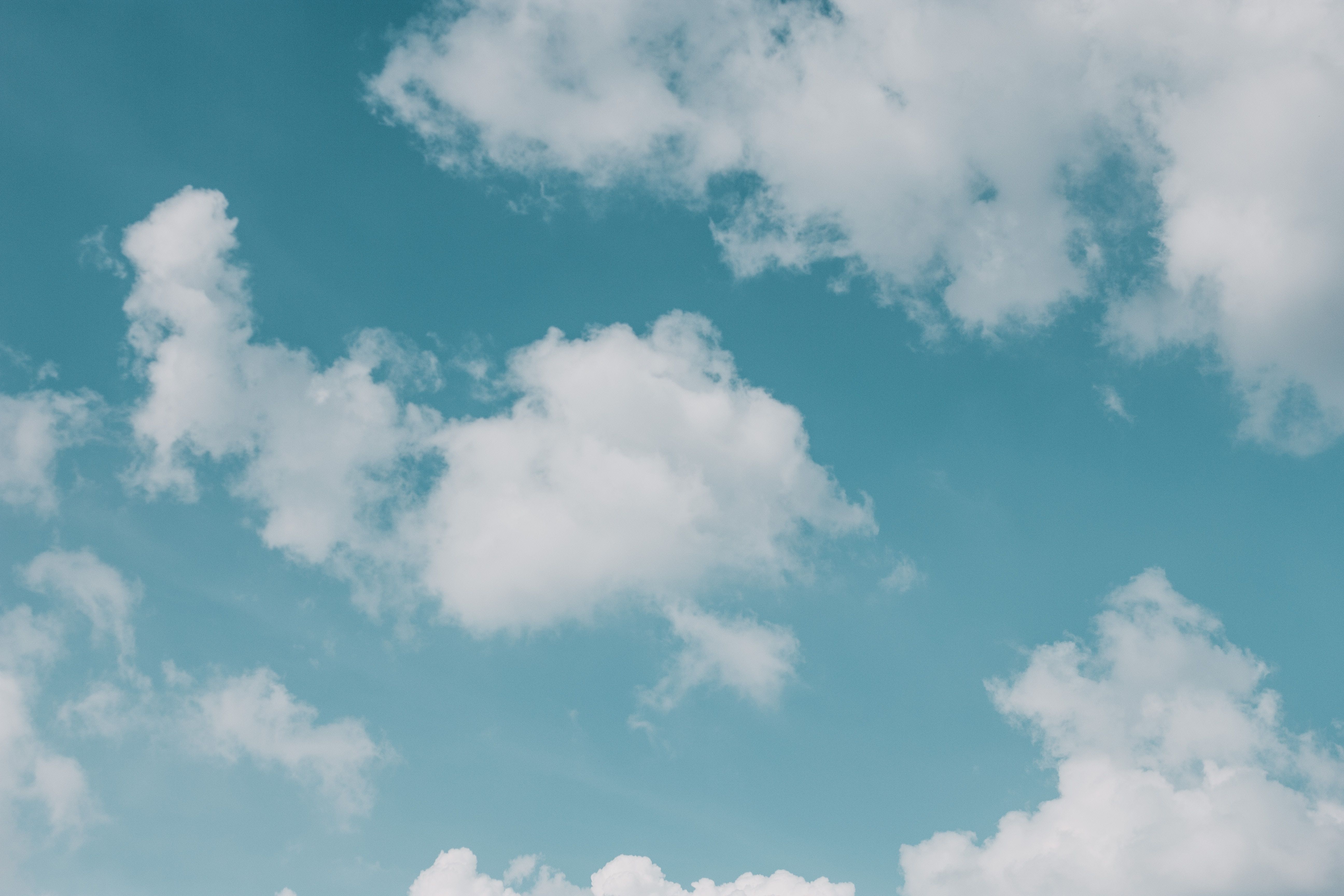 Cielo azzurro con nuvole bianche, 5184x3456 Ultra HD, Monitor 4K