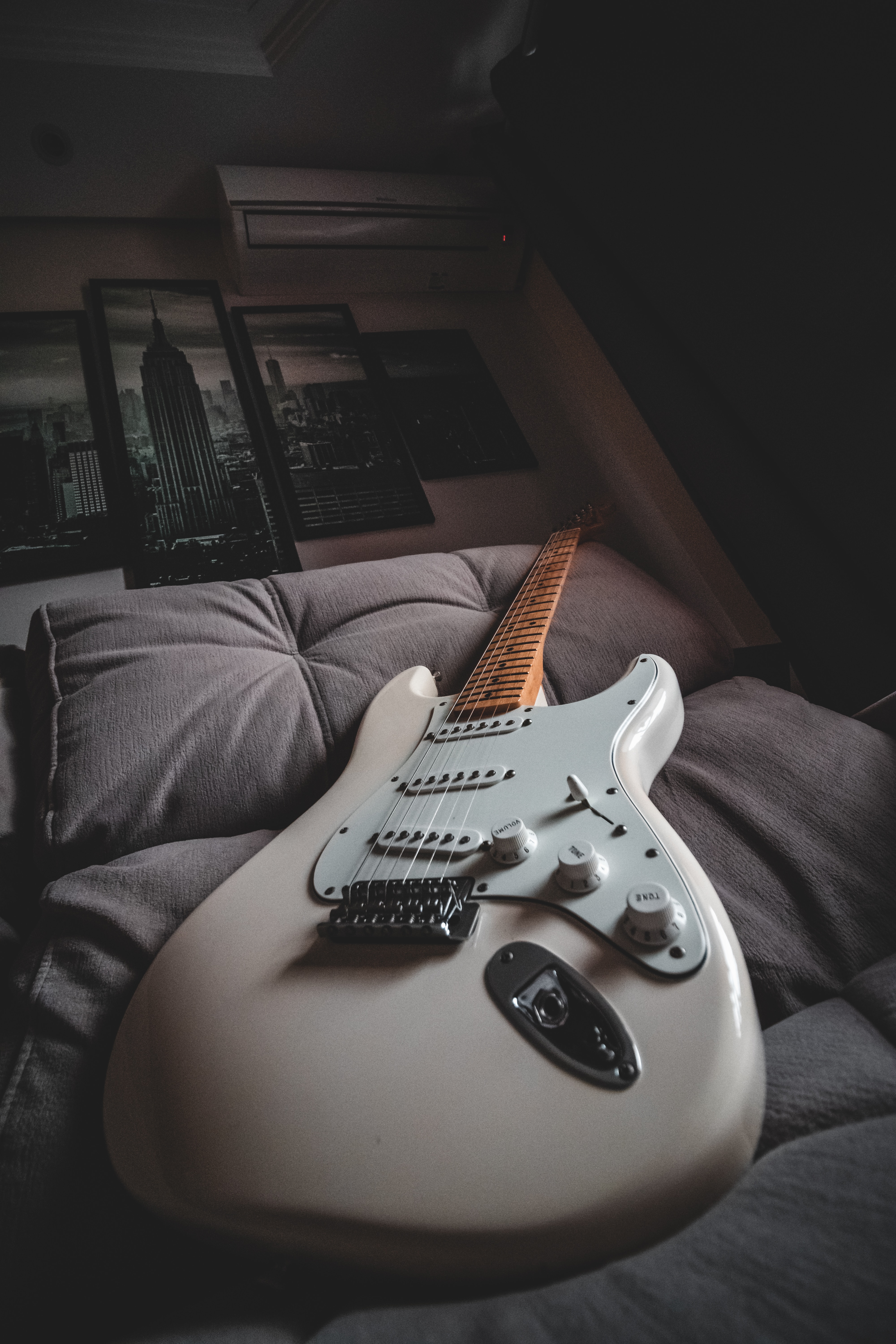 Chitarra elettrica Stratocaster bianca, 4000x6000 Verticale, Telefono
