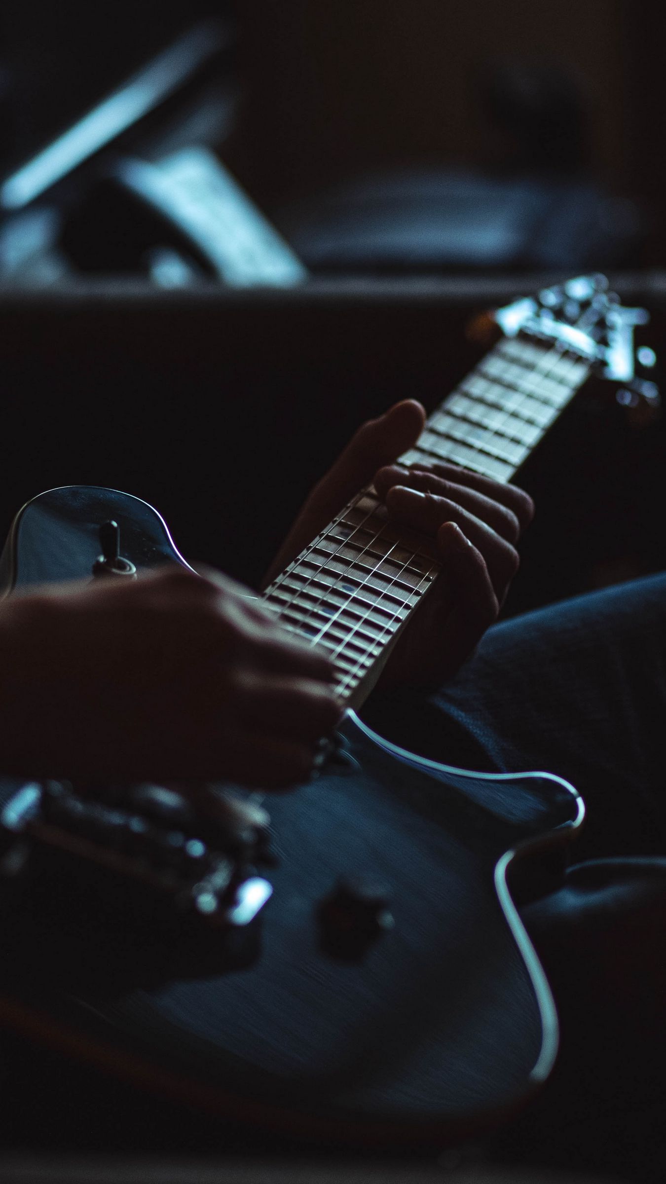 Mani su chitarra elettrica nera, 1350x2400 Full HD Verticale, Smartphone