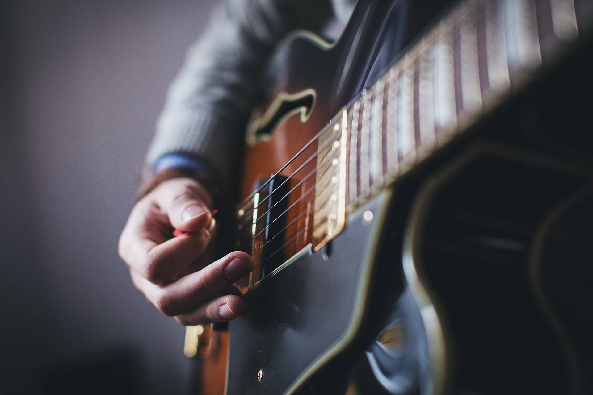 Mano suona chitarra elettrica, 1920x1280 WUXGA, PC Desktop