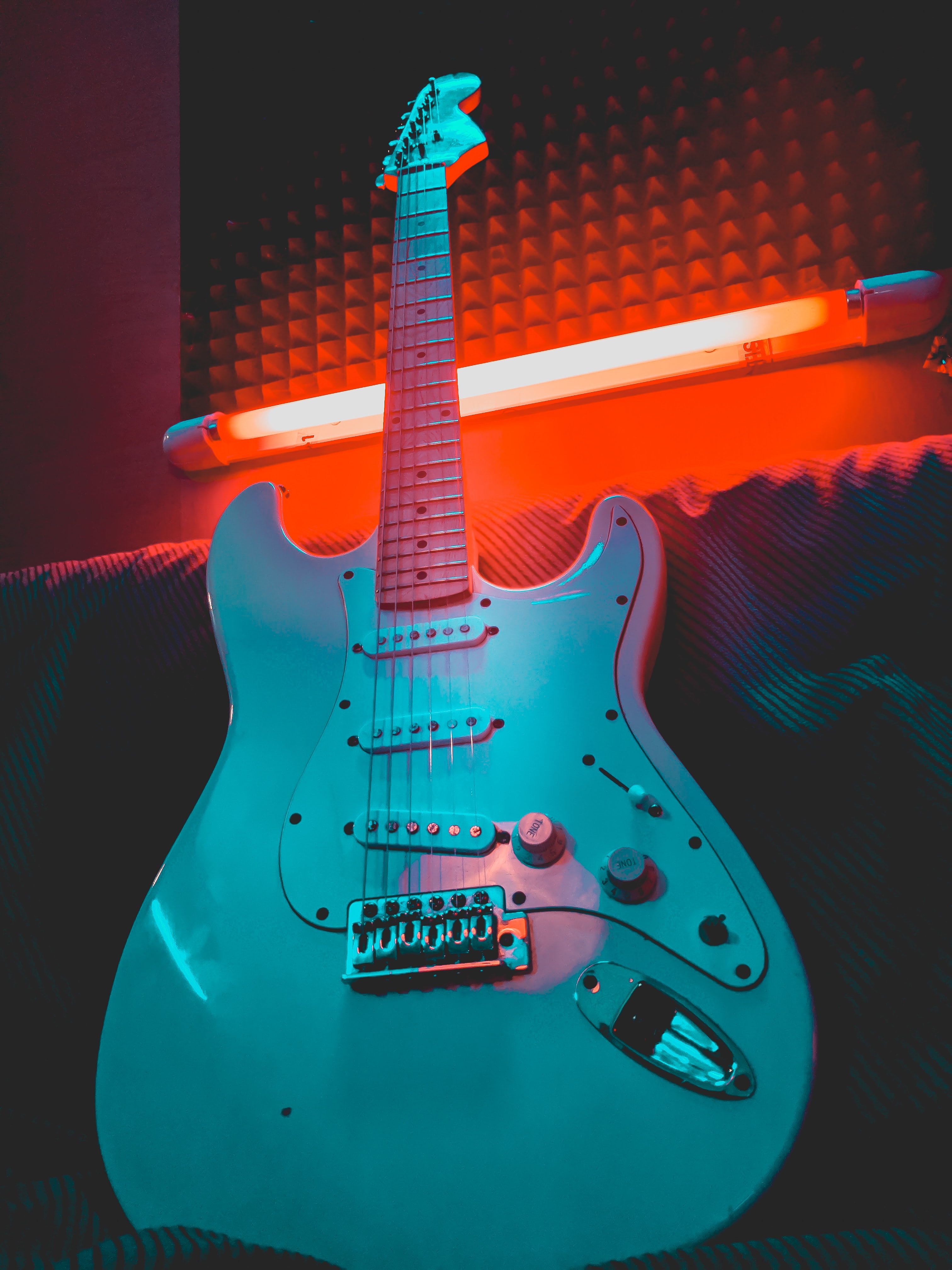 Chitarra elettrica bianca luce neon, 3024x4032 Full HD Verticale, iPhone