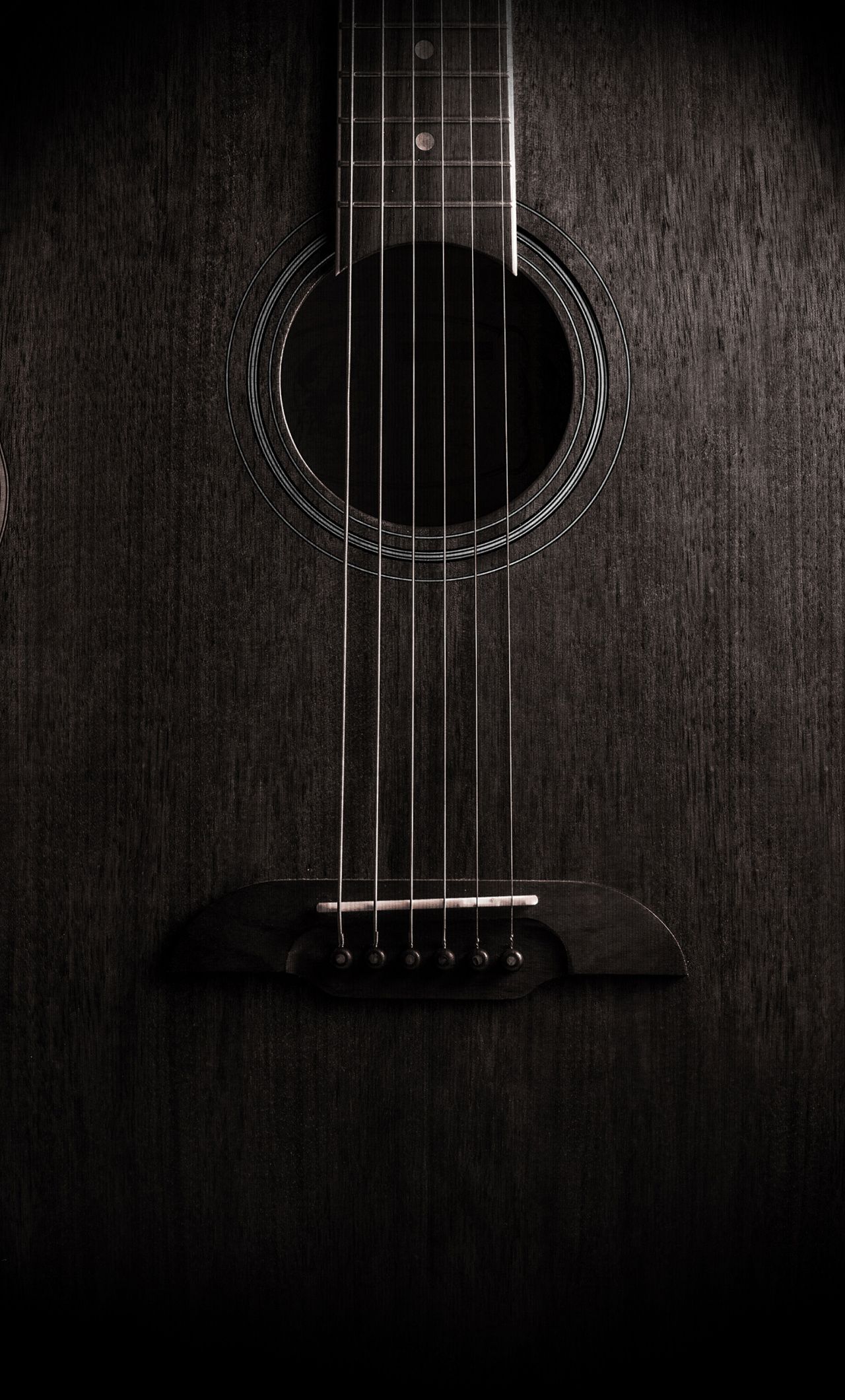 Chitarra acustica scura primo piano, 1280x2120 Verticale, iPhone Pro