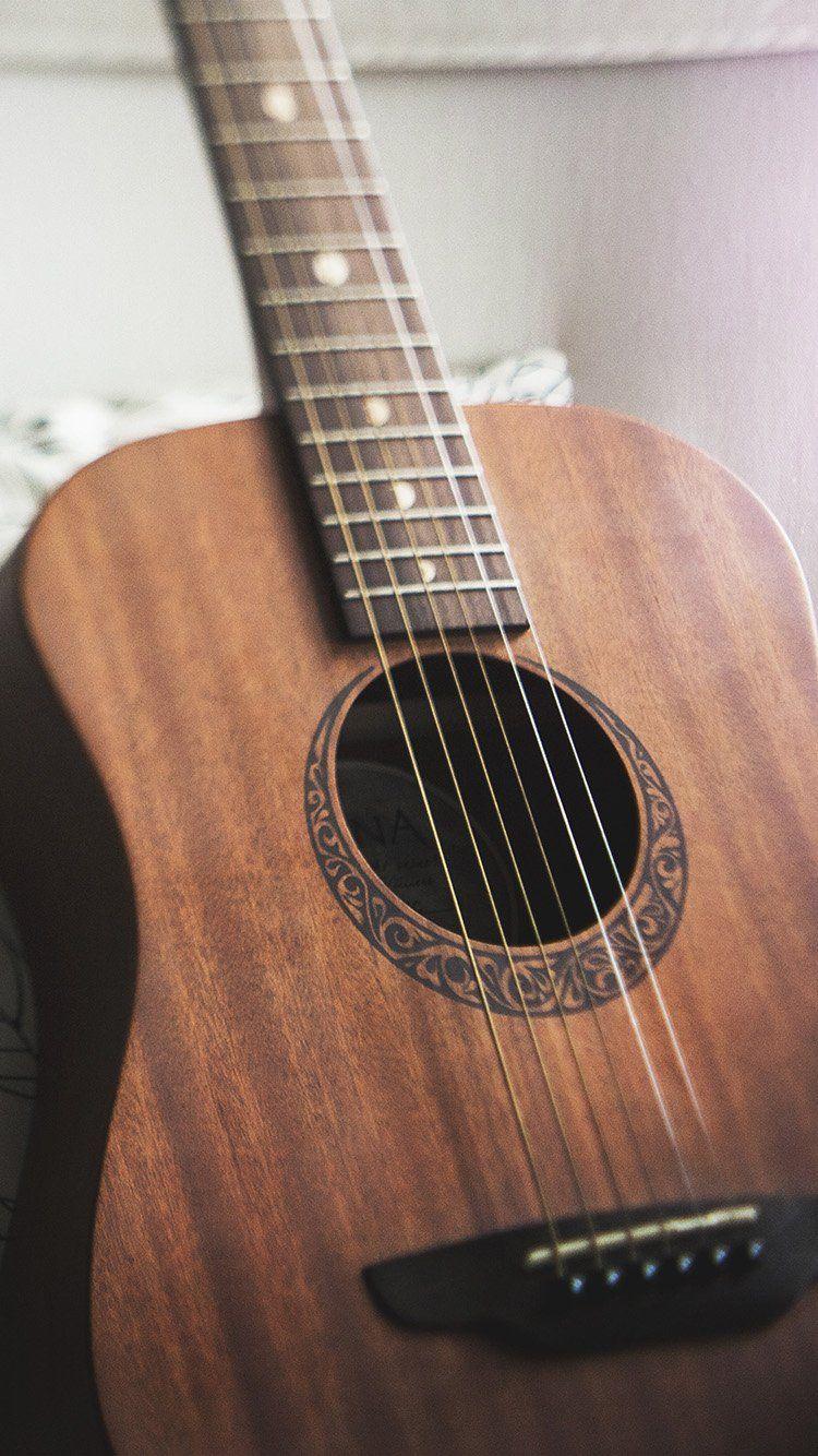 Chitarra acustica marrone, 750x1334 Full HD Verticale, iPhone Pro