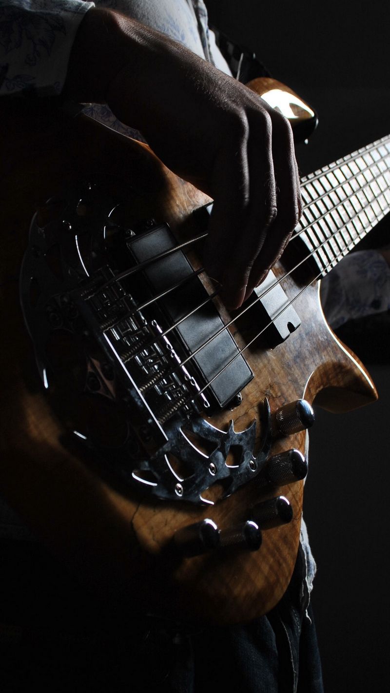 Chitarra basso in legno scuro, 800x1420 Full HD Verticale, iPhone Plus