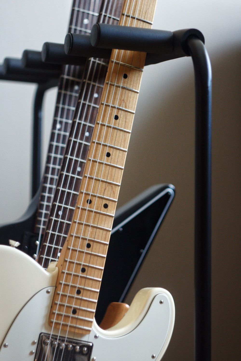 Chitarra Fender su supporto nero, 1000x1500 Verticale, iPhone