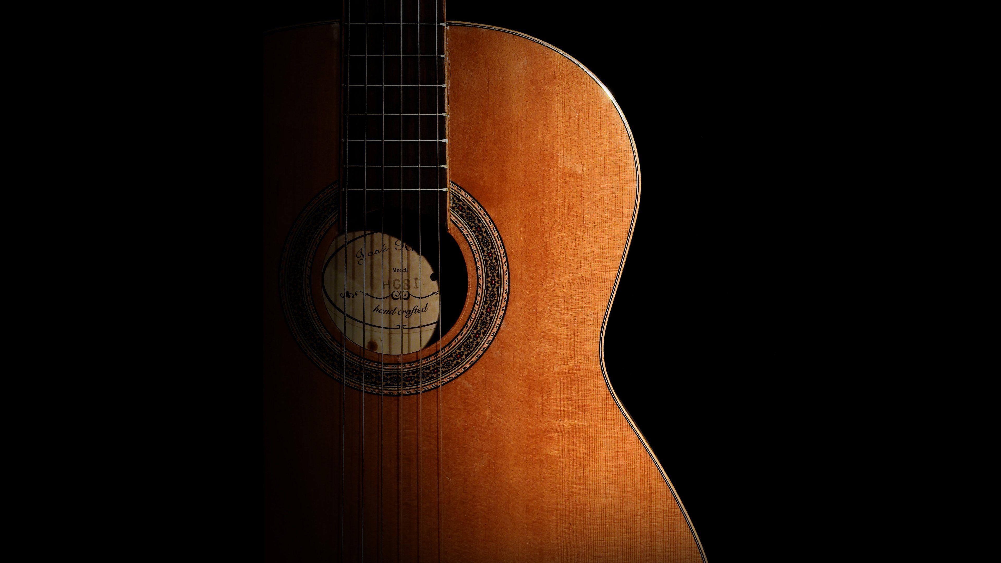 Chitarra acustica su sfondo nero, 3840x2160 UHD, PC 4K