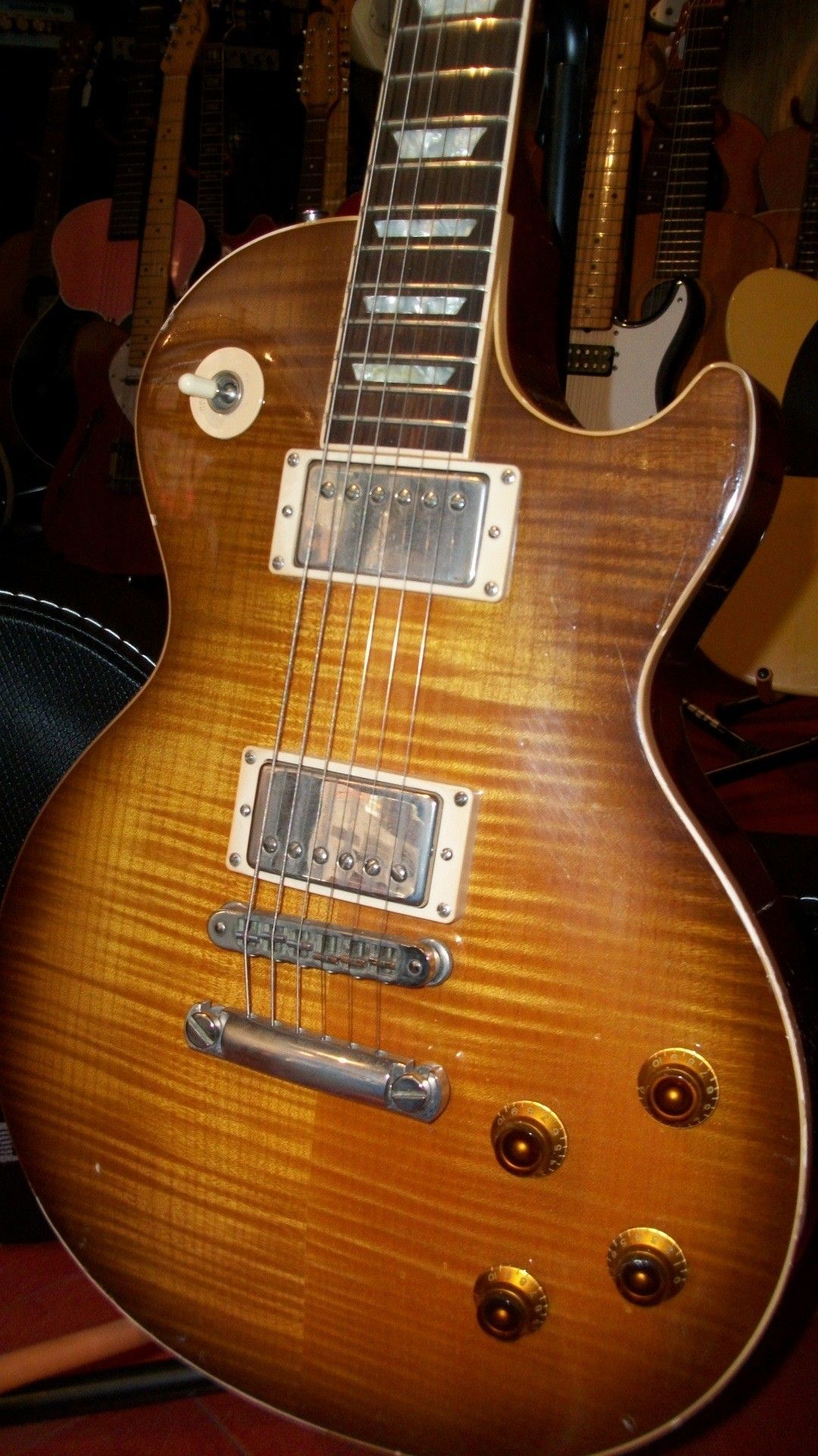 Chitarra elettrica vintage sunburst, 1080x1920 Verticale, iPhone