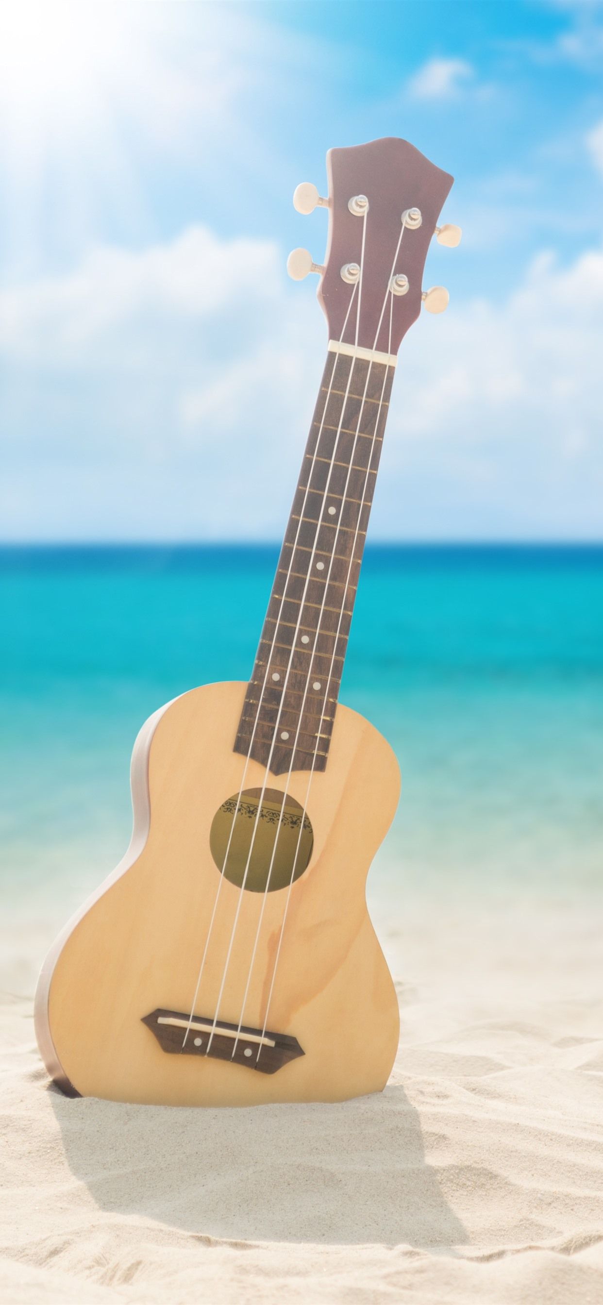 Ukulele in spiaggia soleggiata, 1242x2688 Full HD Verticale, iPhone Pro