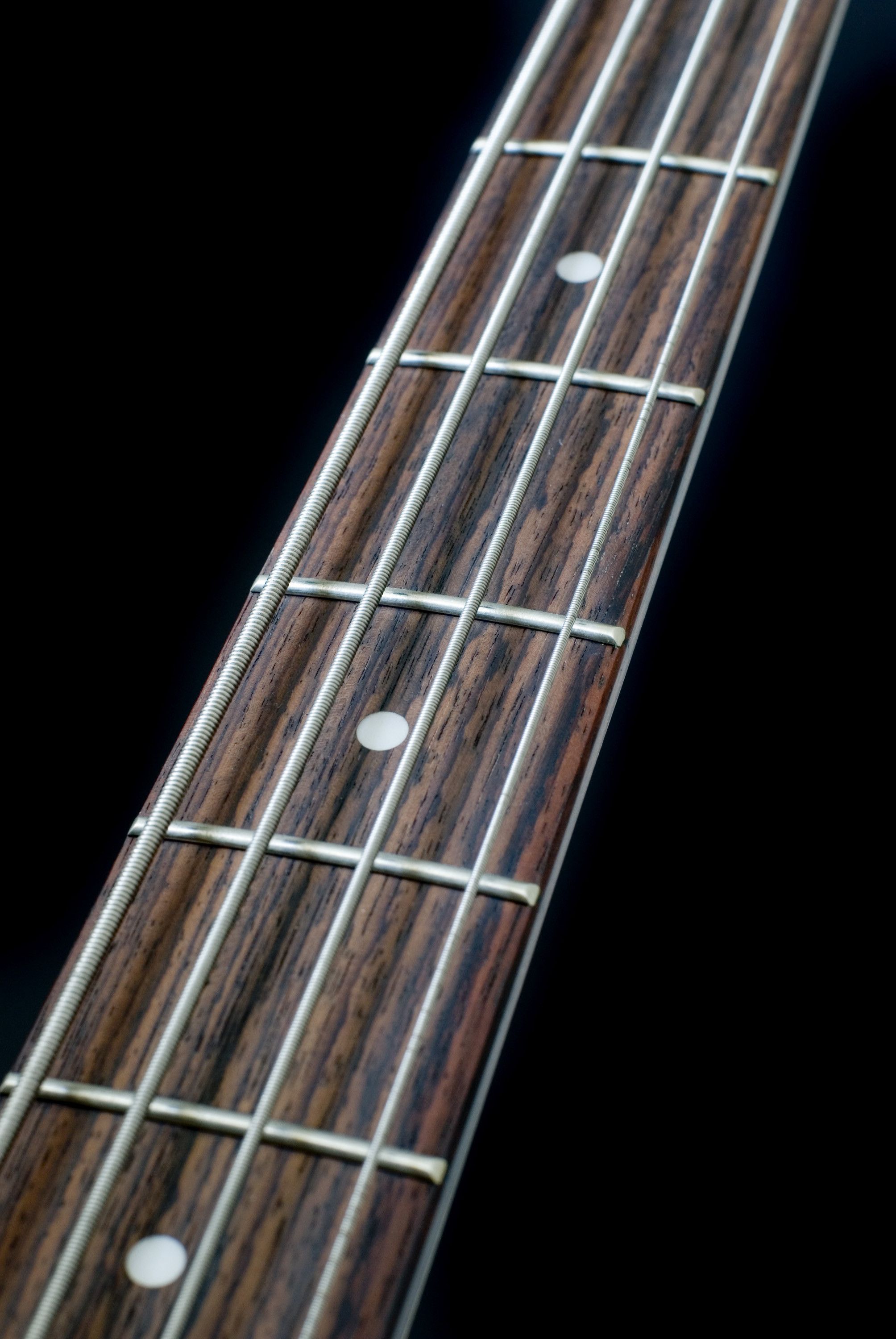 Manico chitarra basso scuro, 2008x3000 Full HD Verticale, iPhone Pro