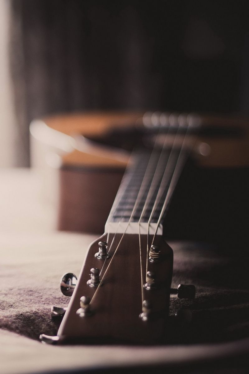 Chitarra acustica primo piano, 800x1200 Verticale, iPhone Pro Max