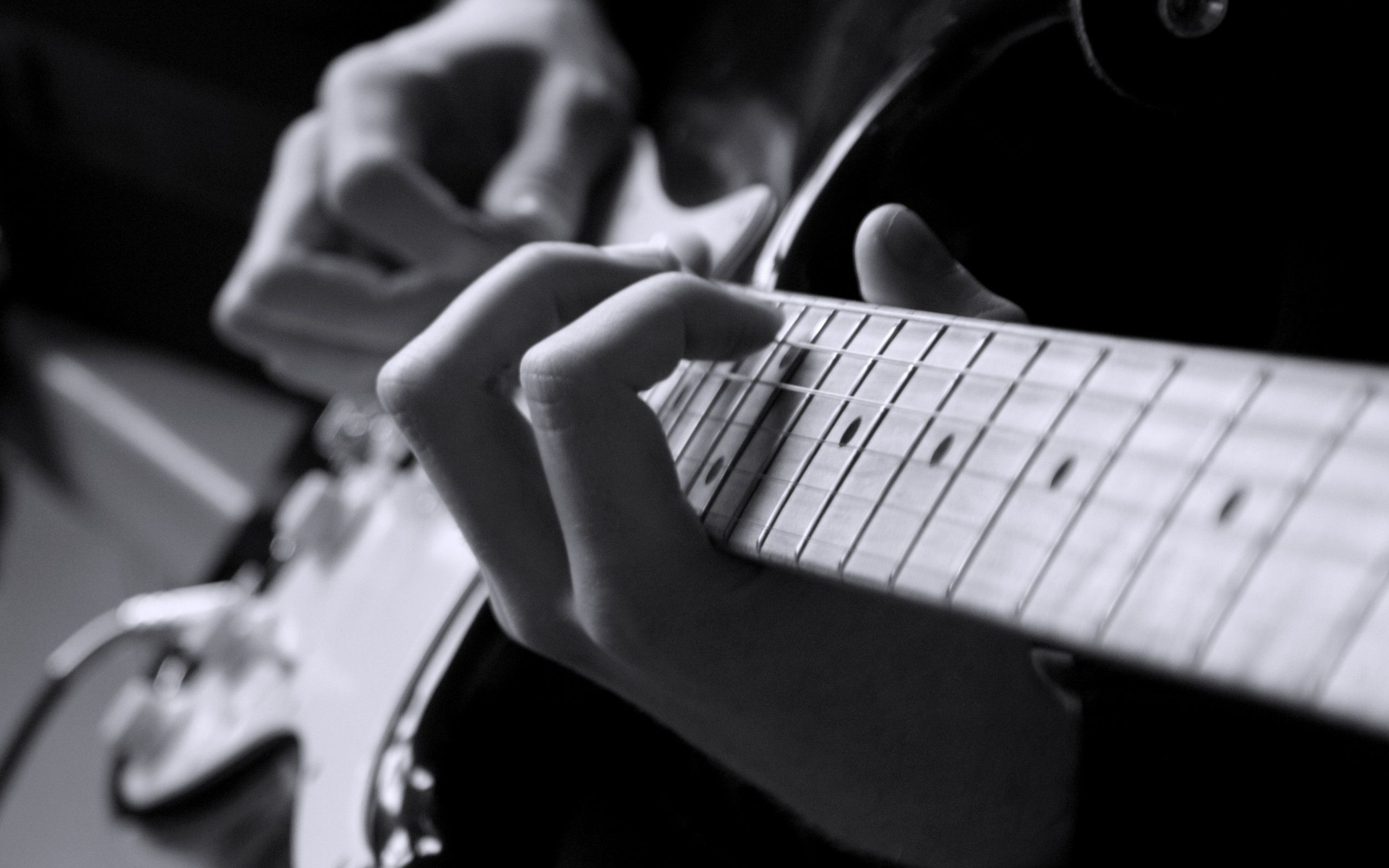Mani che suonano chitarra, bianco e nero, 2560x1600 2K, MacBook Pro