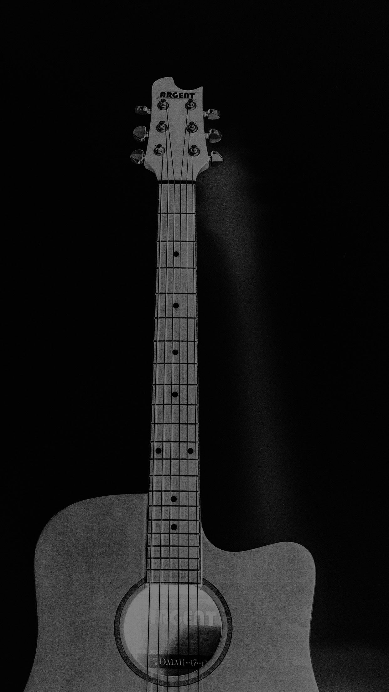 Chitarra acustica su nero, 1242x2208 Full HD Verticale, iPhone Pro