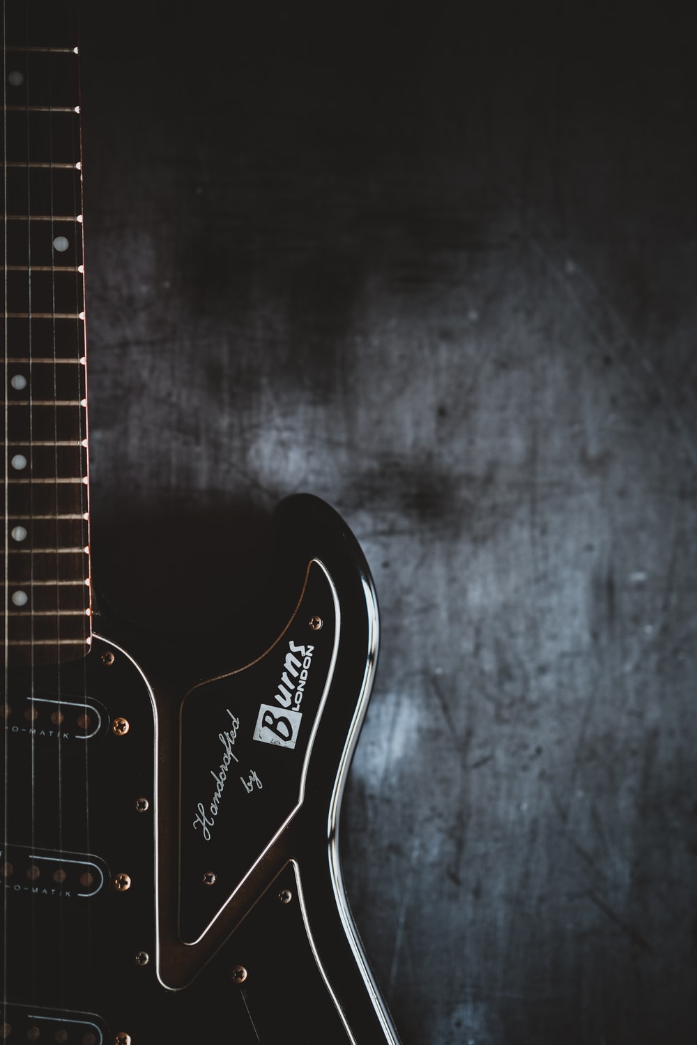 Chitarra elettrica nera scuro, 1000x1499 Full HD Verticale, Smartphone