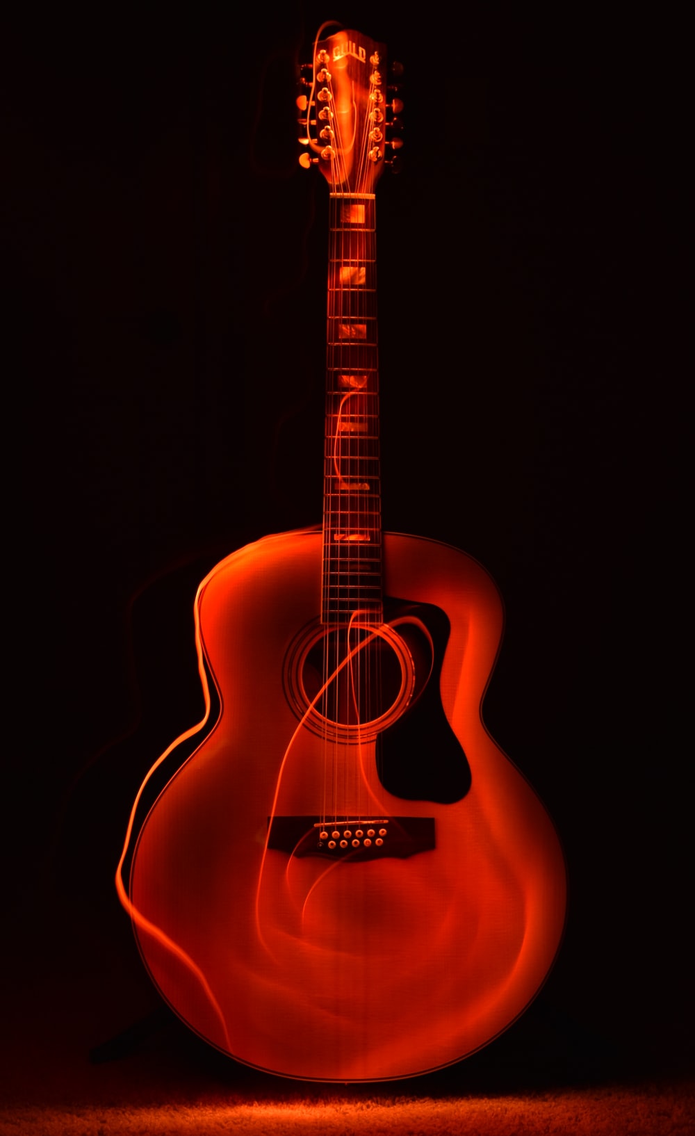 Chitarra acustica arancione illuminata, 1000x1634 Full HD Verticale, iPhone