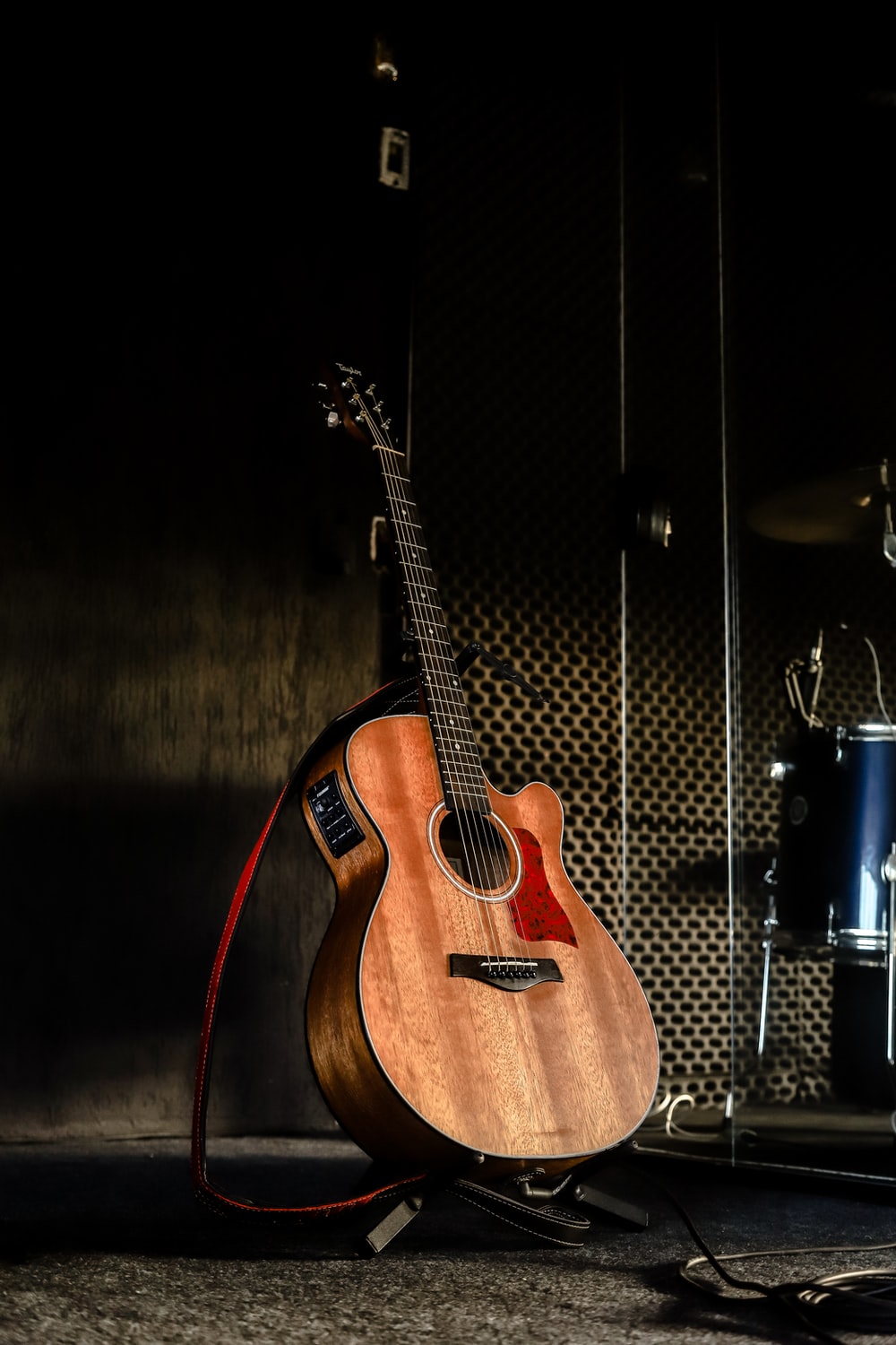 Chitarra acustica su stand, 1000x1500 Full HD Verticale, iPhone
