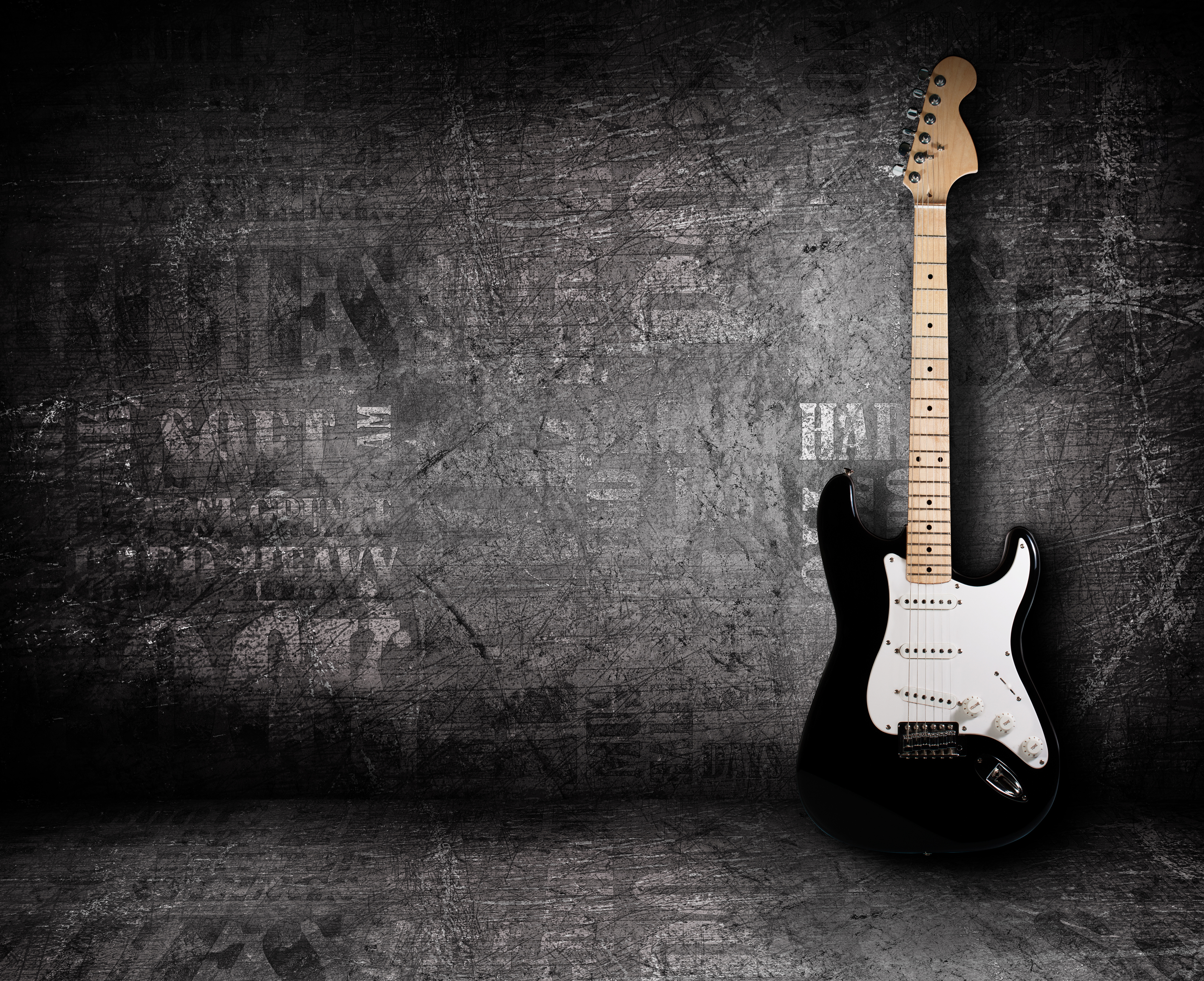 Chitarra elettrica nera muro grunge, 6000x4892 Ultra HD, 4K TV
