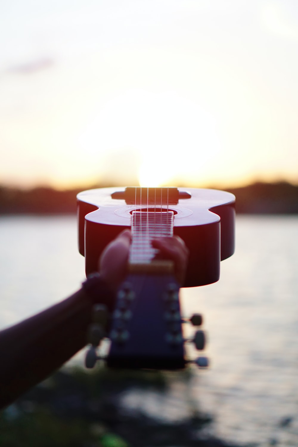 chitarra al tramonto sul lago, 1000x1500 Verticale, Telefono