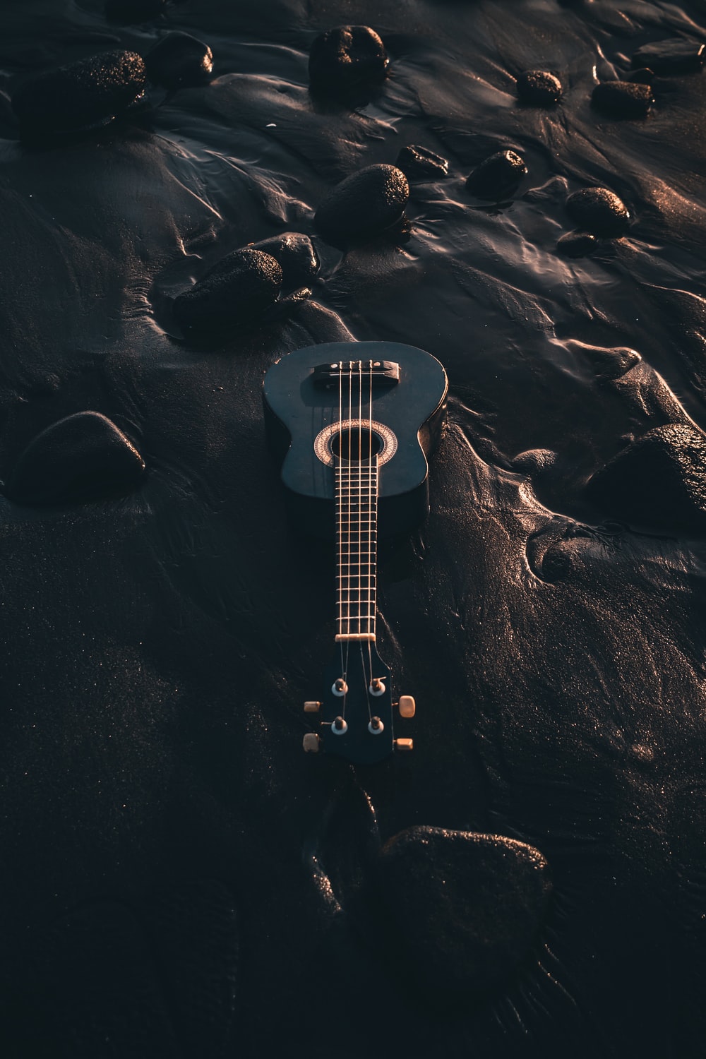Chitarra scura su rocce, 1000x1500 Verticale, Mobile