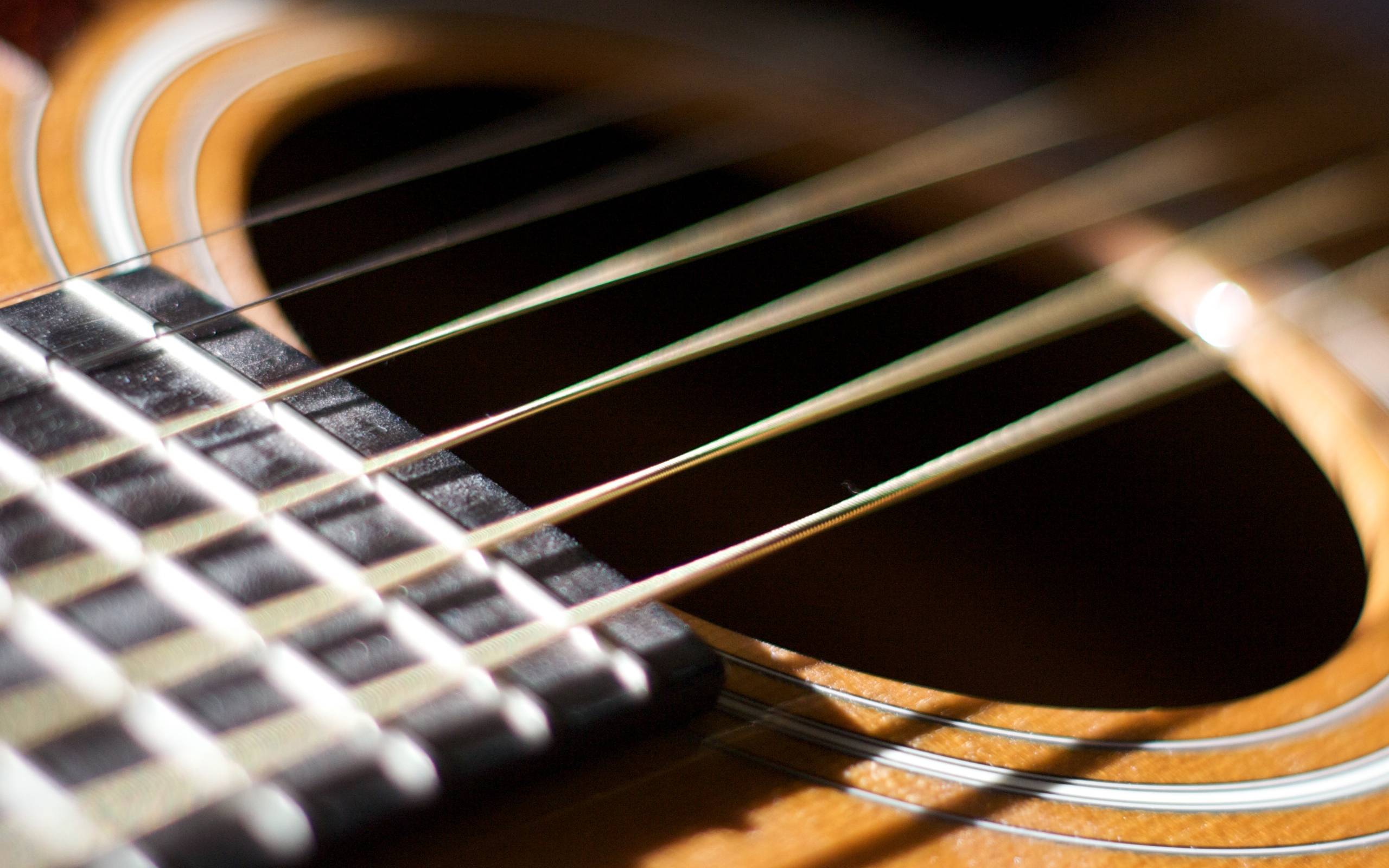 Corde chitarra acustica primo piano, 2560x1600 2K, Desktop