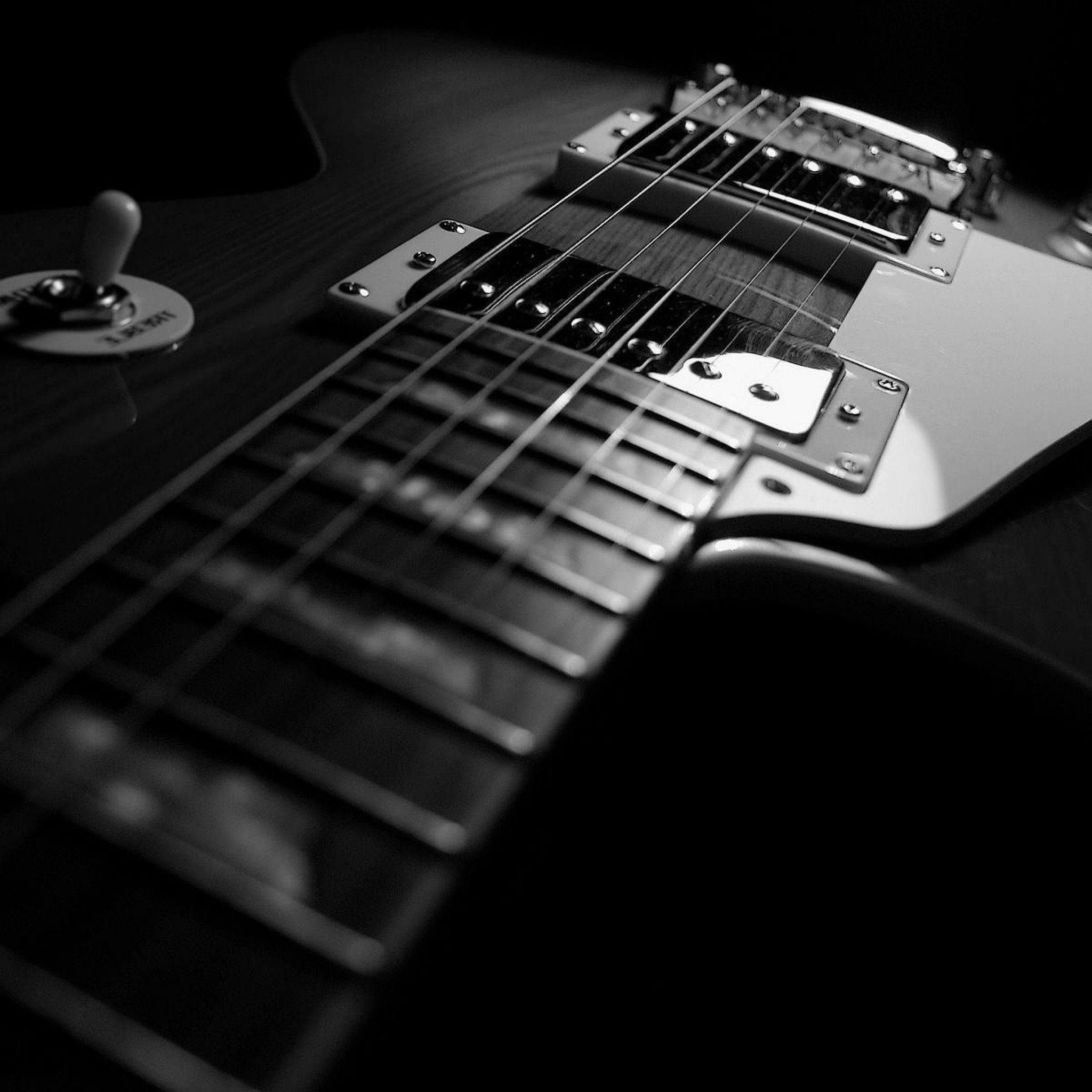 Chitarra elettrica bianco e nero, 2048x2048 2K, Laptop