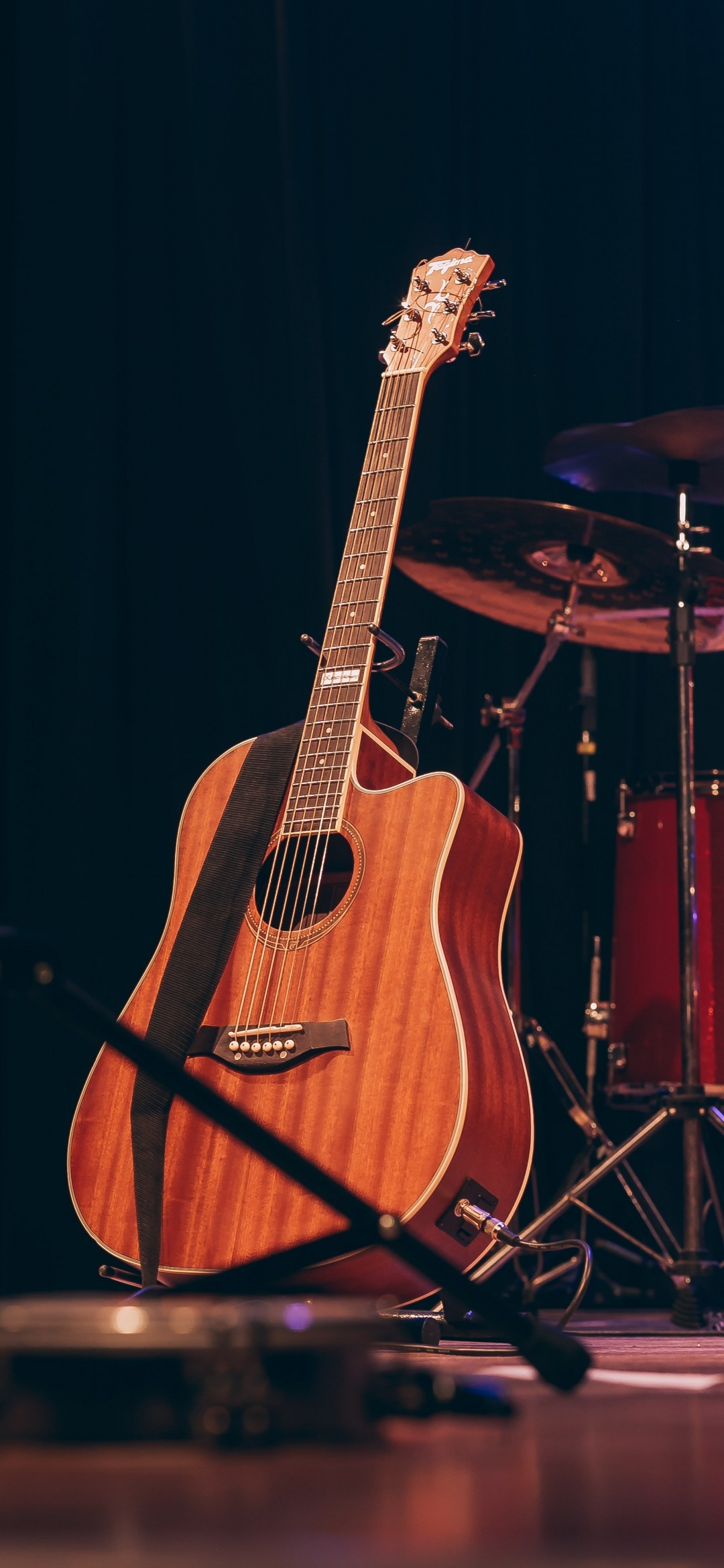 Chitarra acustica su palco, 1080x2340 Verticale, Telefono