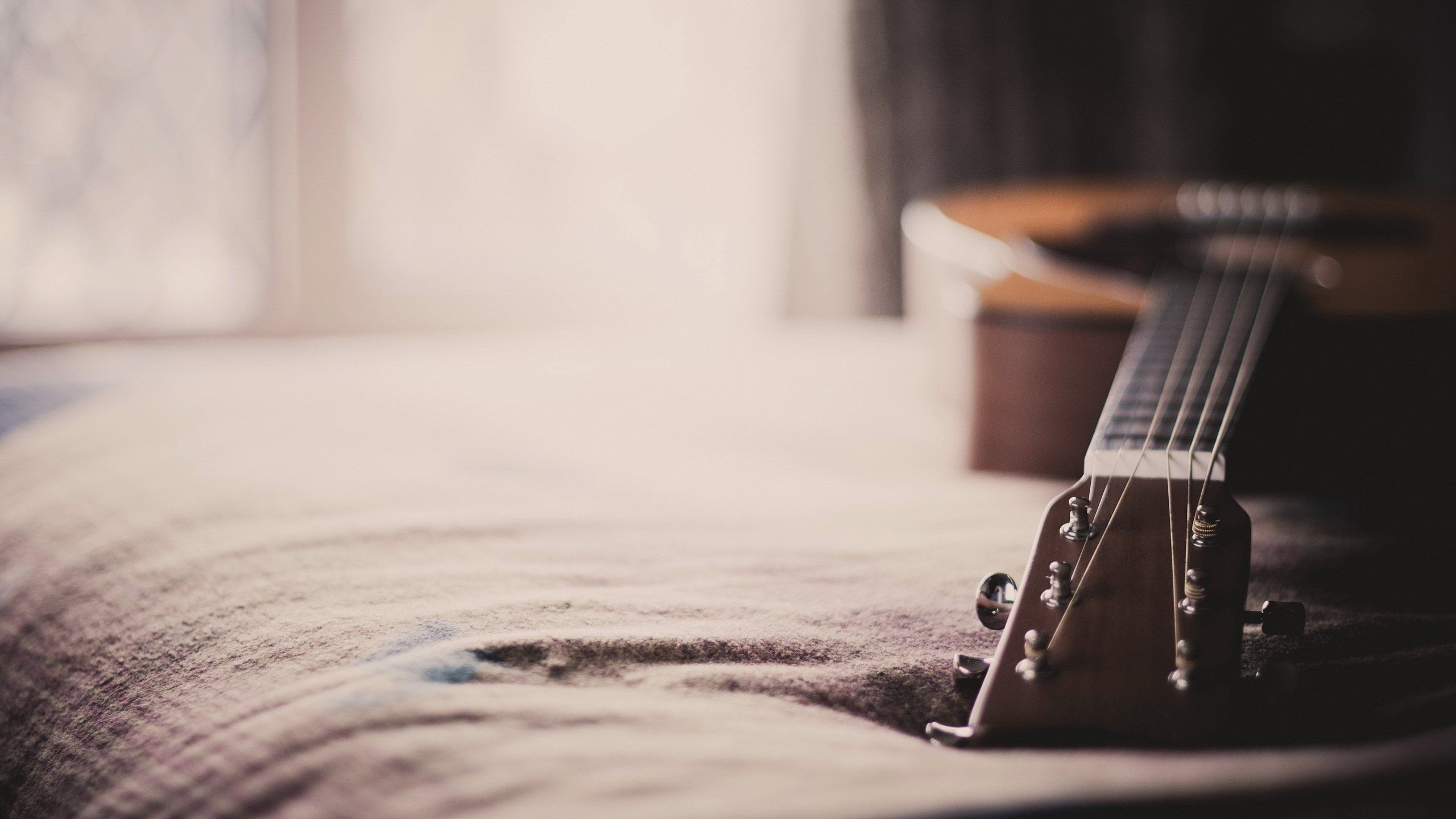 Chitarra acustica su letto, 2560x1440 QHD, Laptop