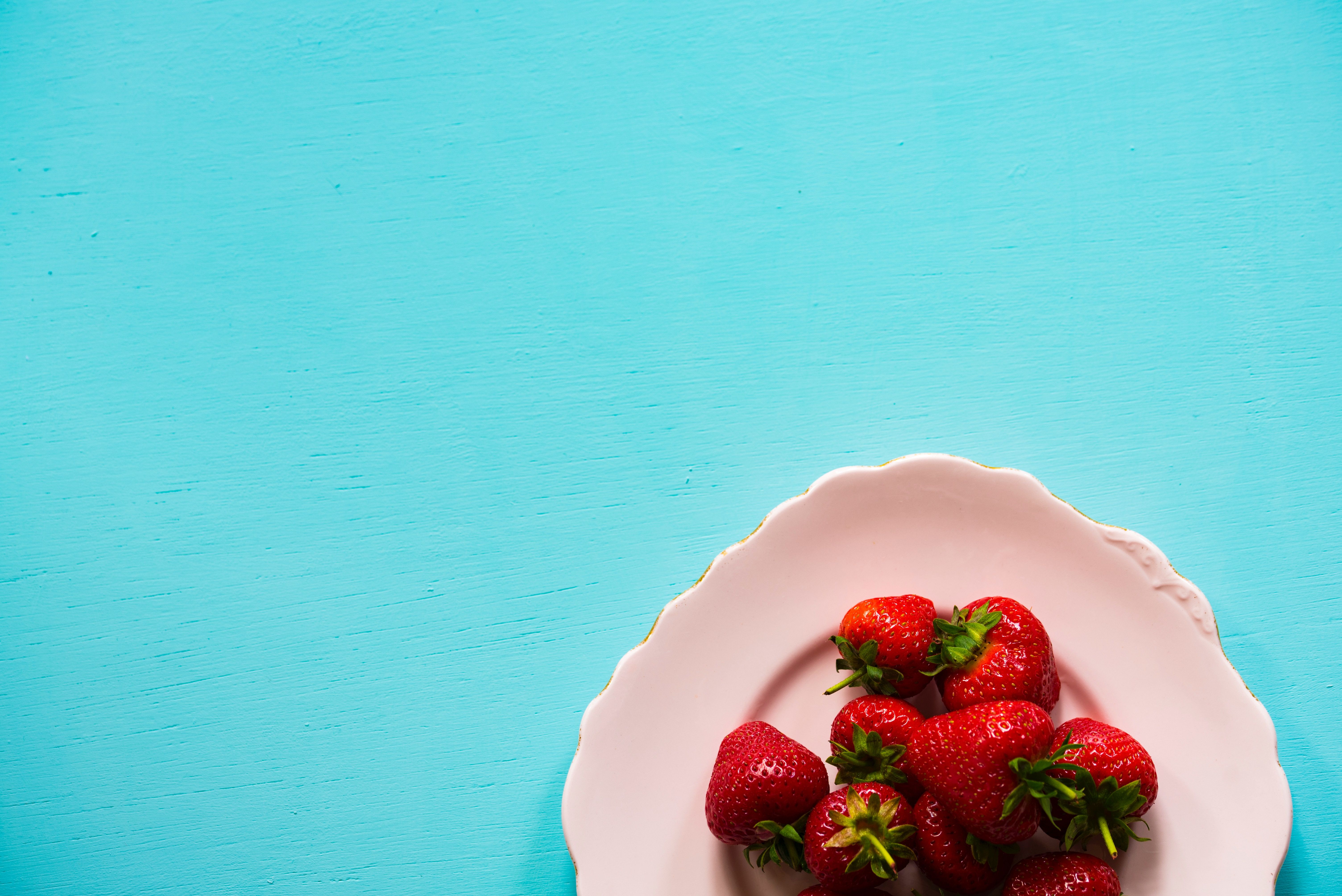 Fragole su piatto rosa, 6016x4016 4K Ultra HD, Monitor 4K