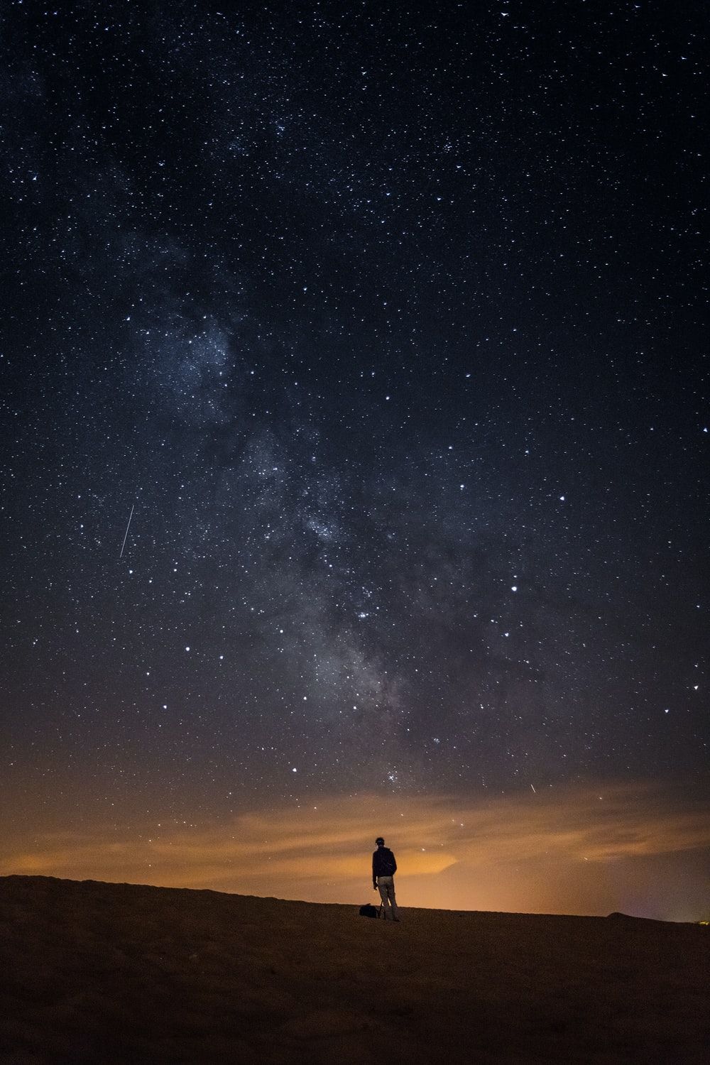 Persona sotto cielo stellato notturno, 1000x1500 Full HD Verticale, iPhone