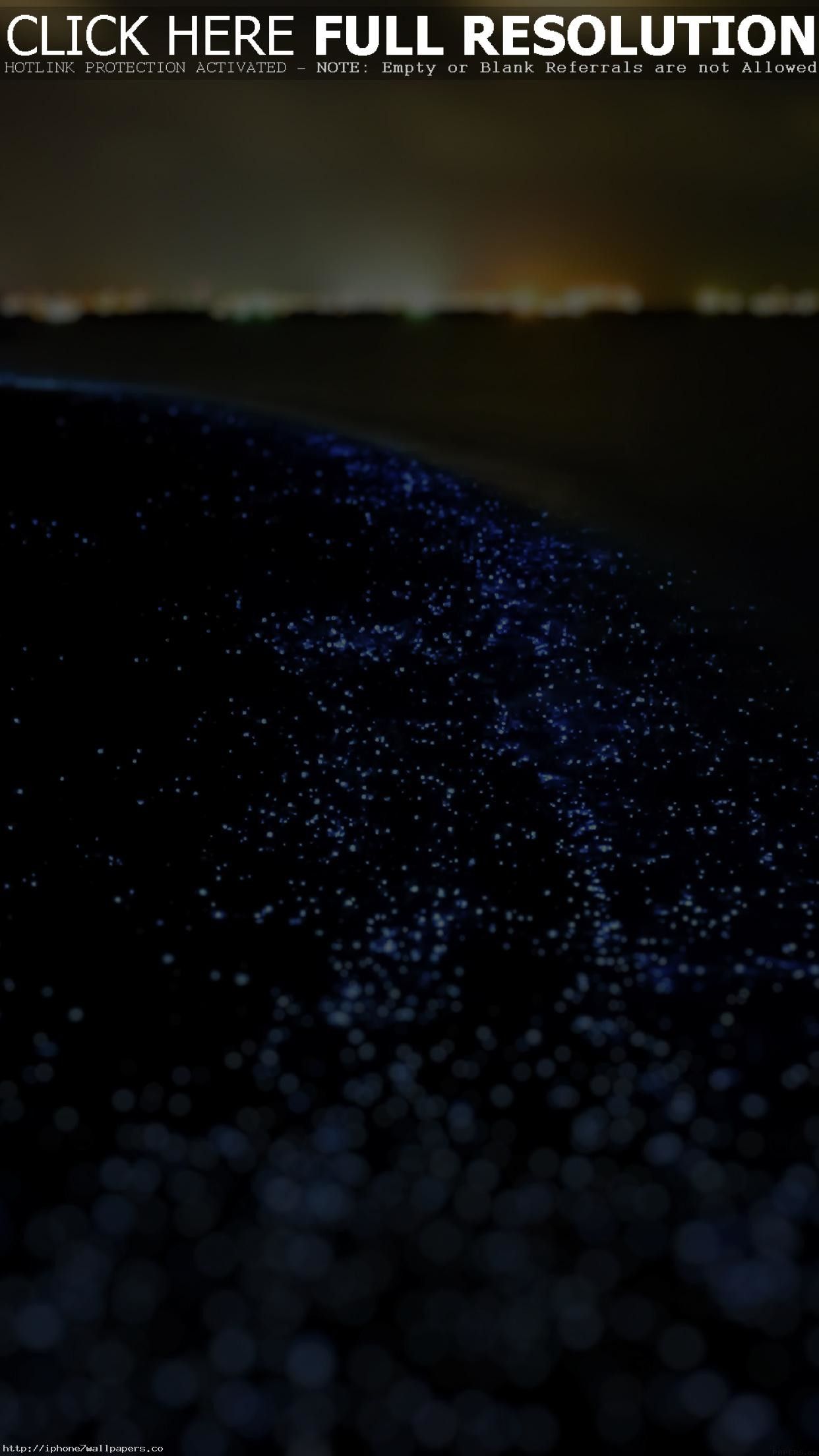 Spiaggia notturna con luci bioluminescenti, 1242x2208 Verticale, Telefono