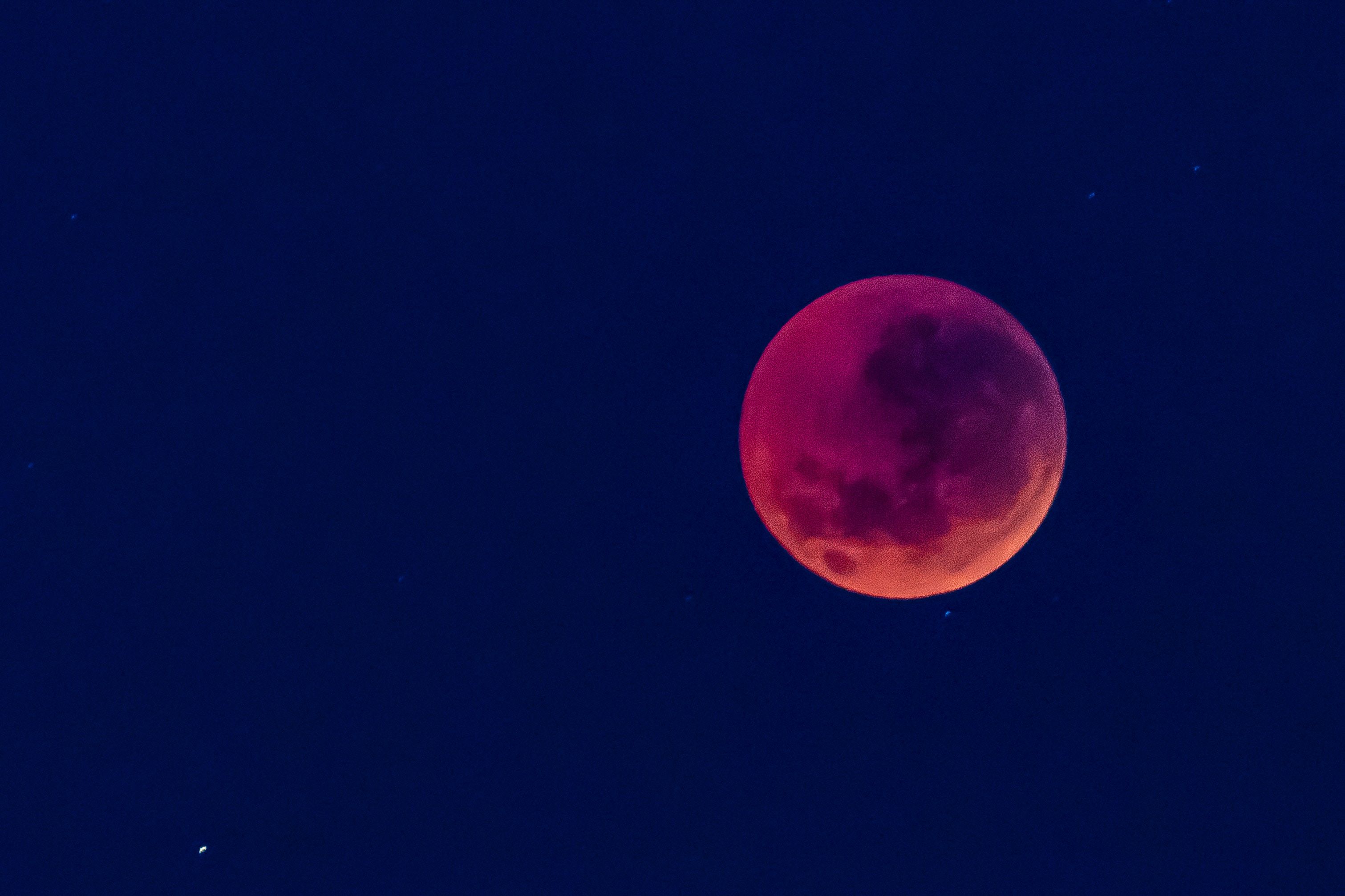 Luna rossa in cielo blu, 3022x2015 2K, Desktop