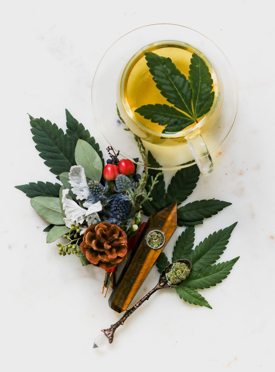 Bevanda con foglia di cannabis, 1080x1463 Verticale, Android