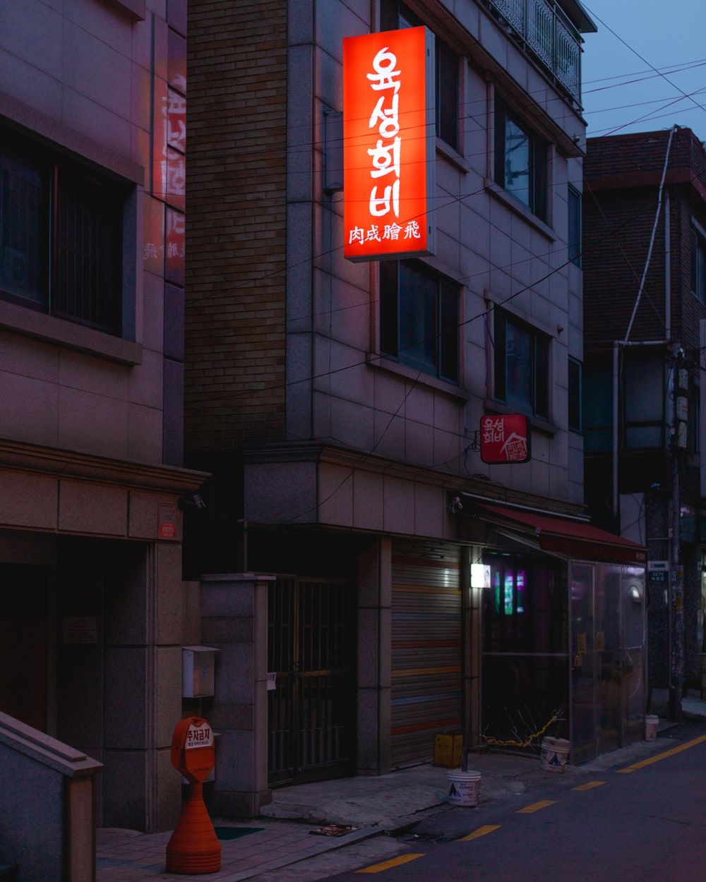 Strada coreana con insegna neon, 1000x1250 Verticale, Android