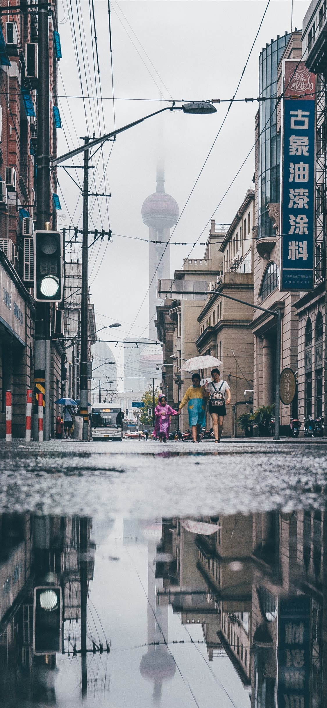 Strada Shanghai pioggia riflesso, 1125x2436 Full HD Verticale, iPhone