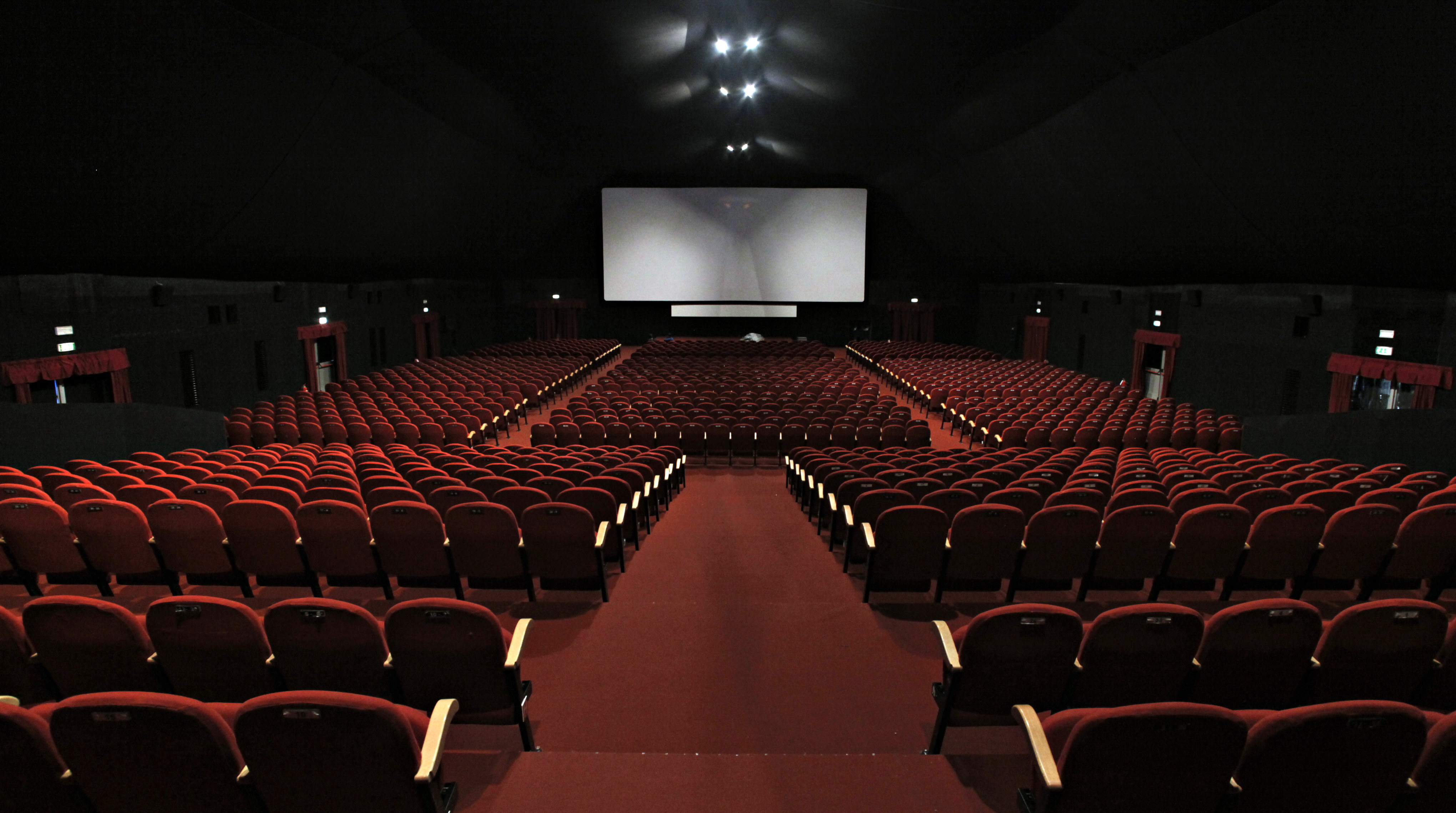 Sala cinema vuota poltrone rosse, 4080x2278 4K, Desktop 4K
