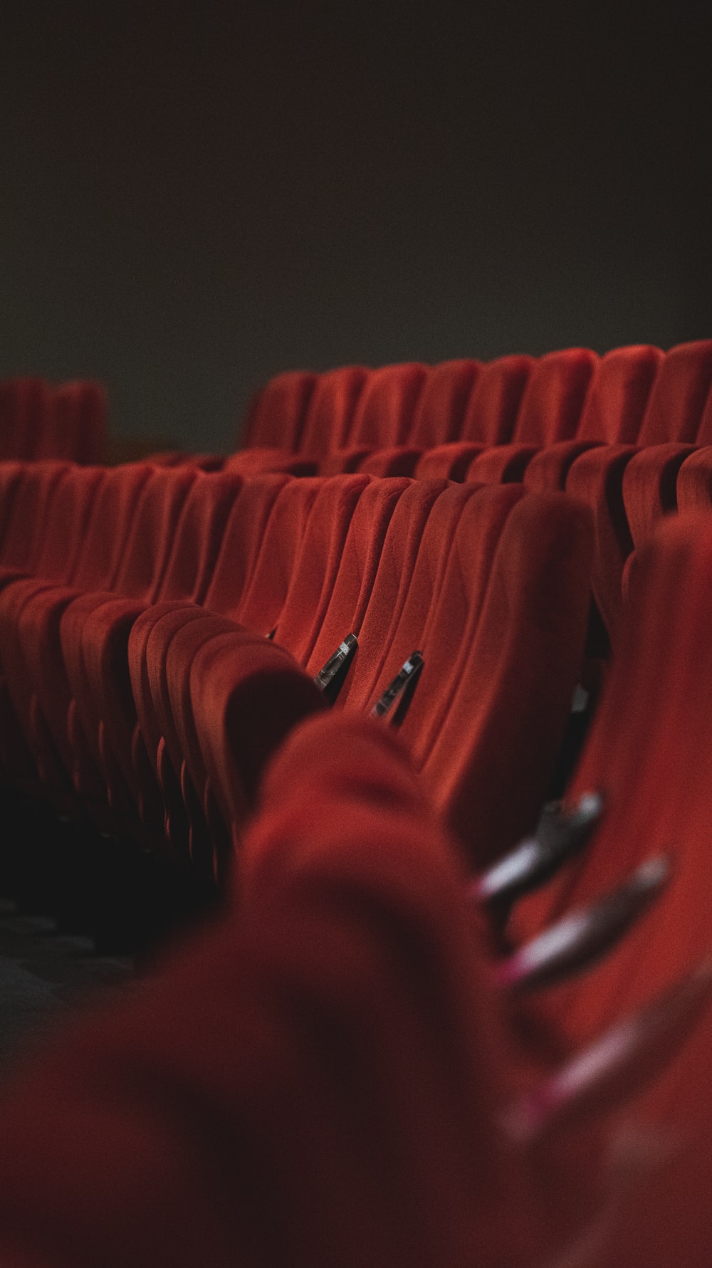 Poltrone rosse cinema vuote, 1000x1781 Verticale, Telefono