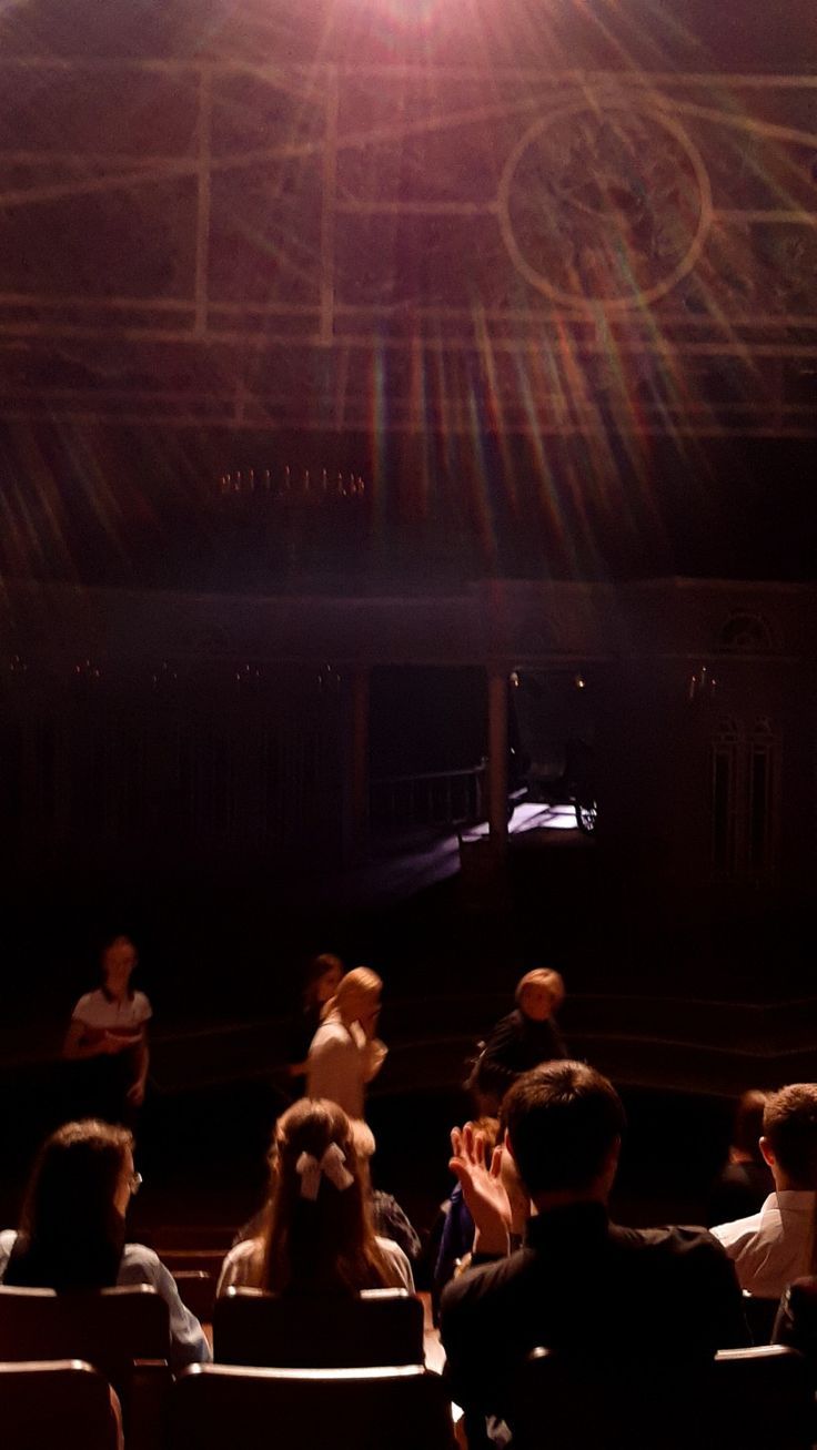 Teatro palcoscenico luci calde, 736x1307 Verticale, Telefono