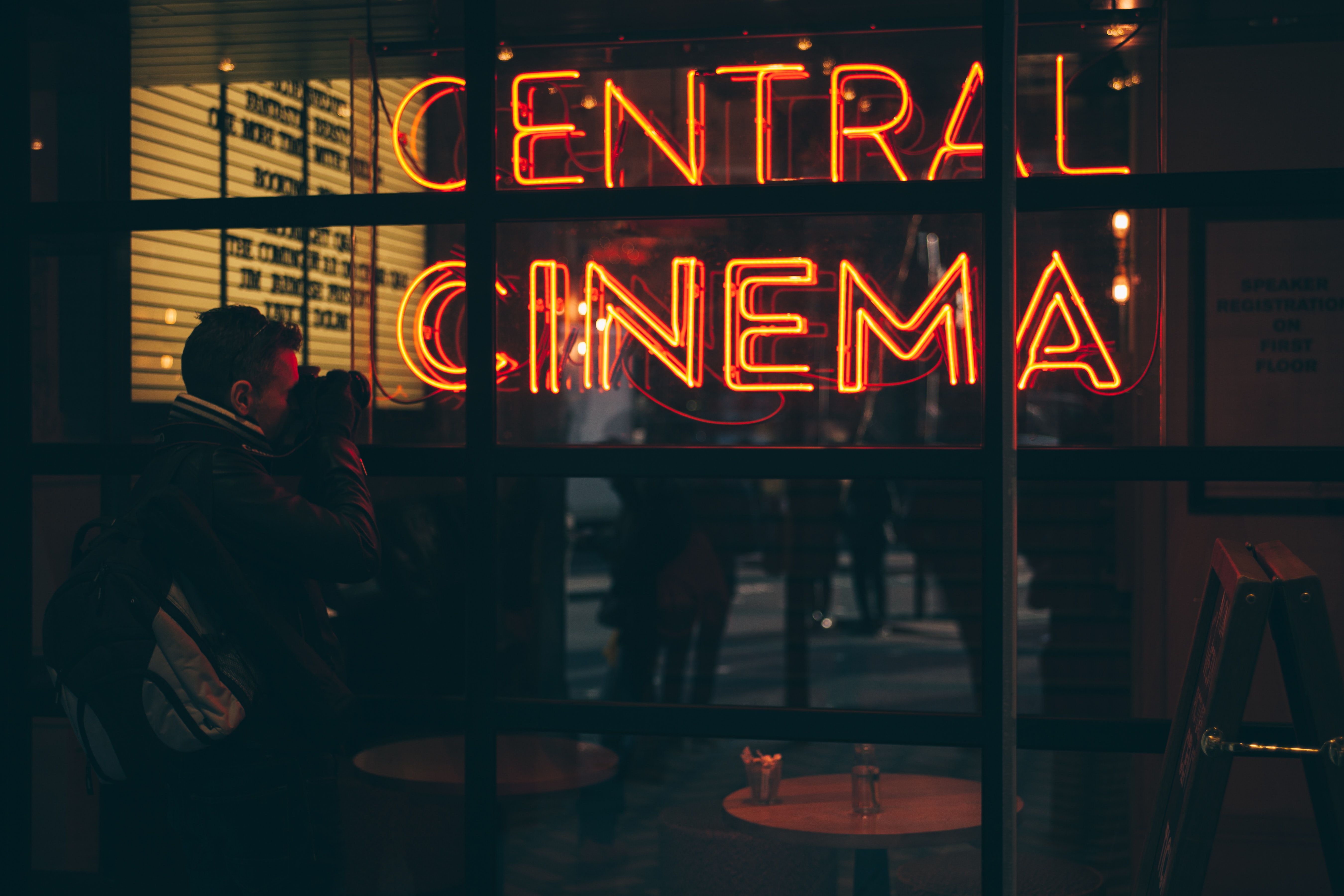 Insegna neon Central Cinema notturna, 5400x3600 4K, Desktop 4K