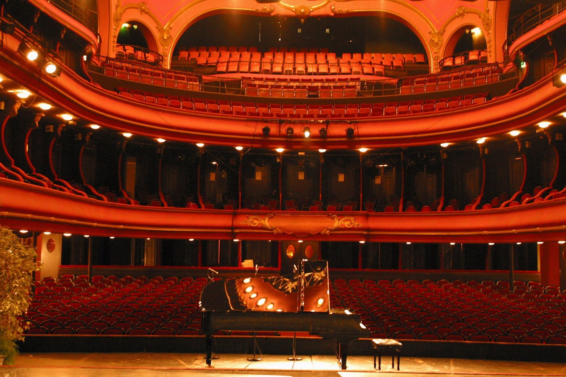 Teatro storico con pianoforte a coda, 1920x1279 Full HD+ WUXGA, Desktop