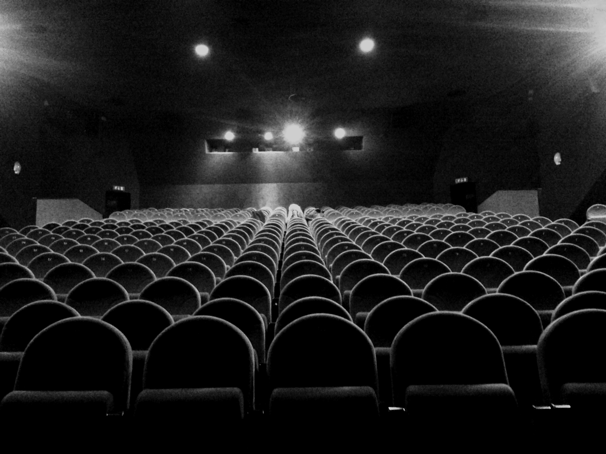 Sala cinema vuota bianco nero, 2048x1536 2K, iMac