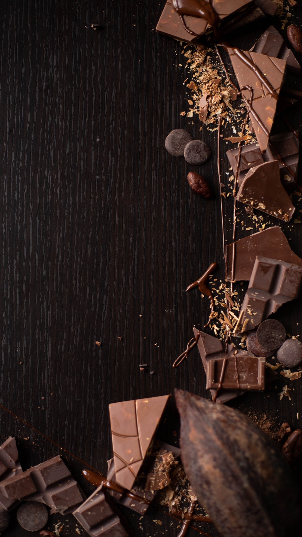 Pezzi di cioccolato fondente sparsi, 1000x1778 Verticale, Mobile