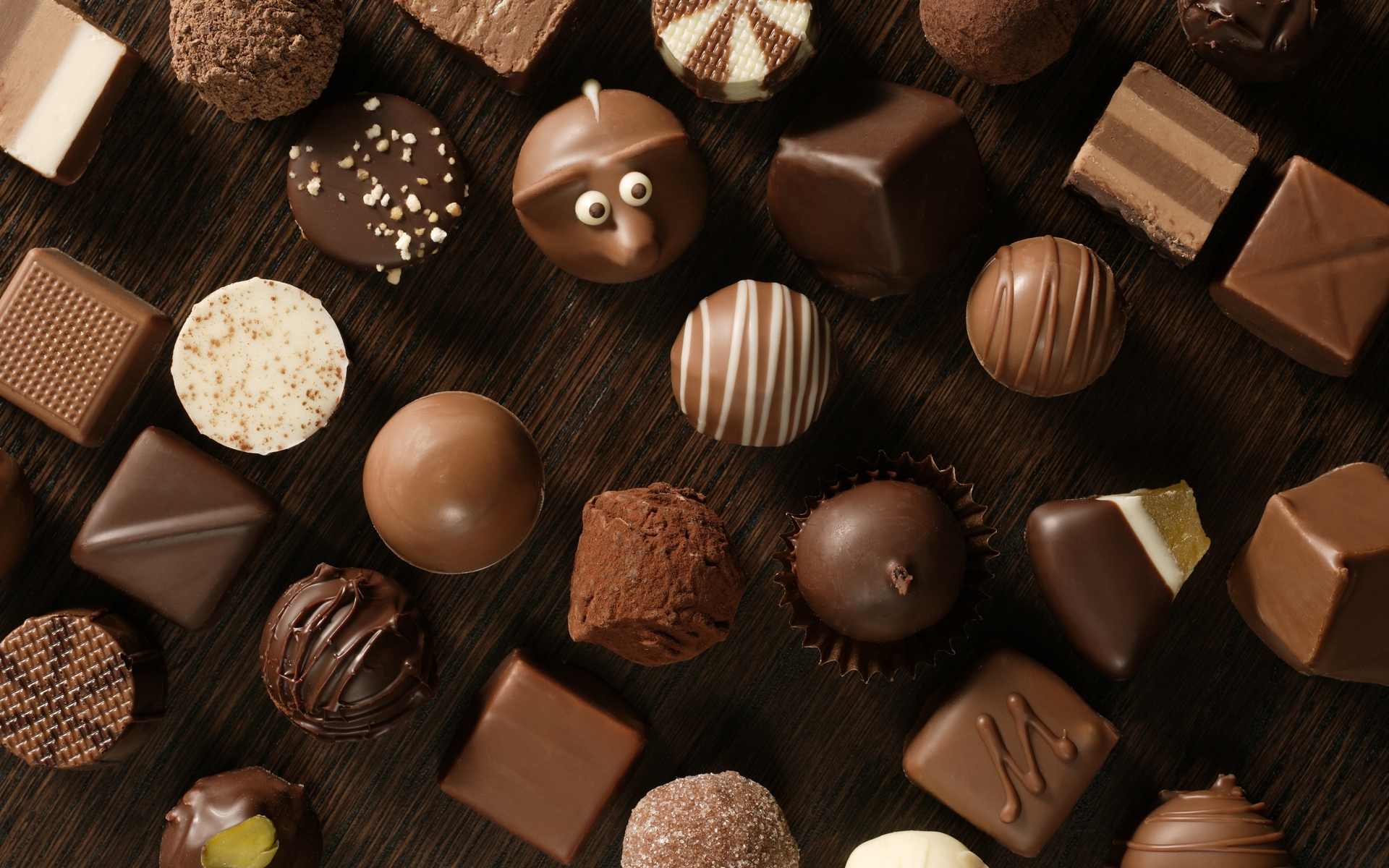 Cioccolatini assortiti su tavolo, 1920x1200 WUXGA, PC