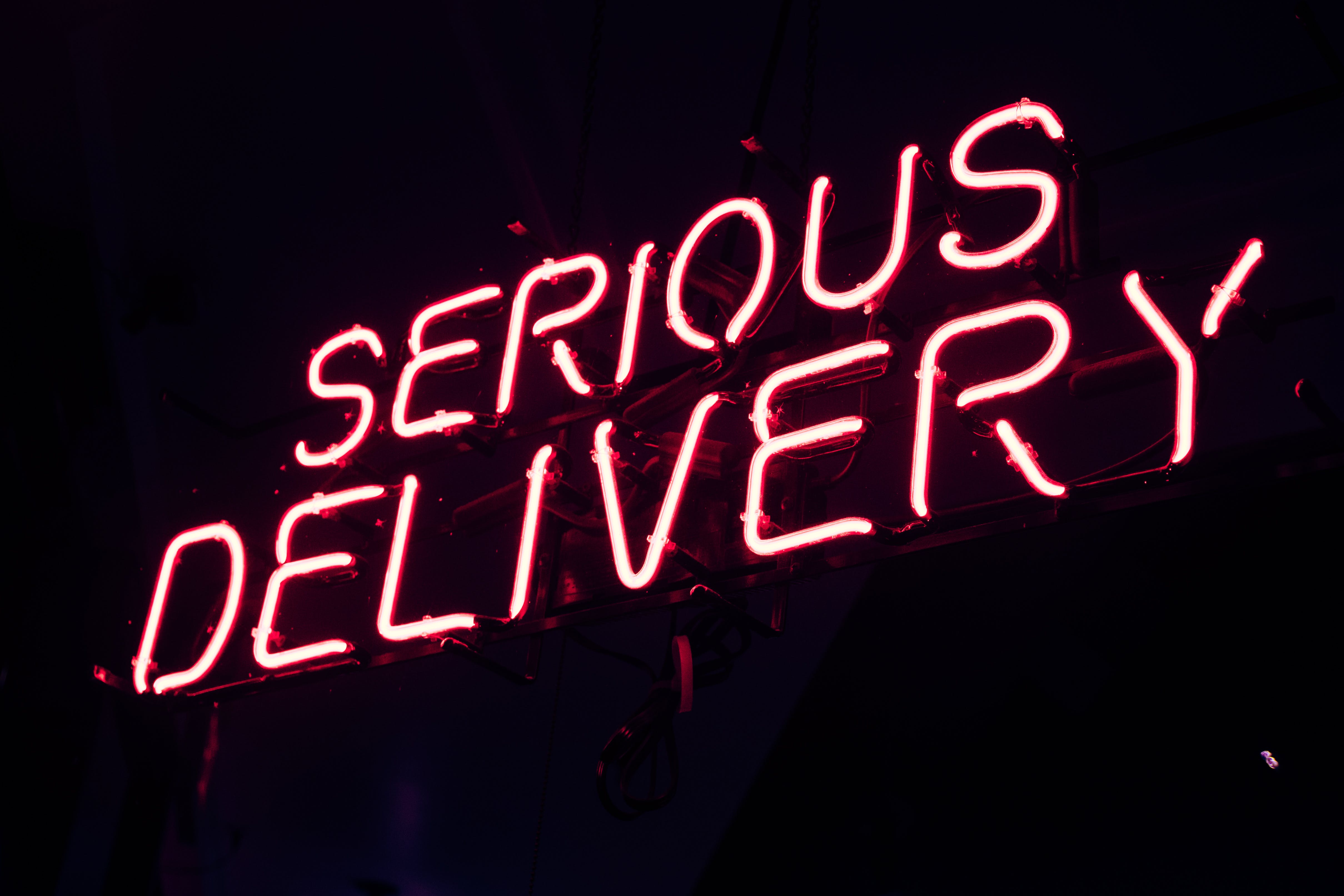 Insegna neon rossa Serious Delivery, 4837x3225 Ultra HD, 4K TV