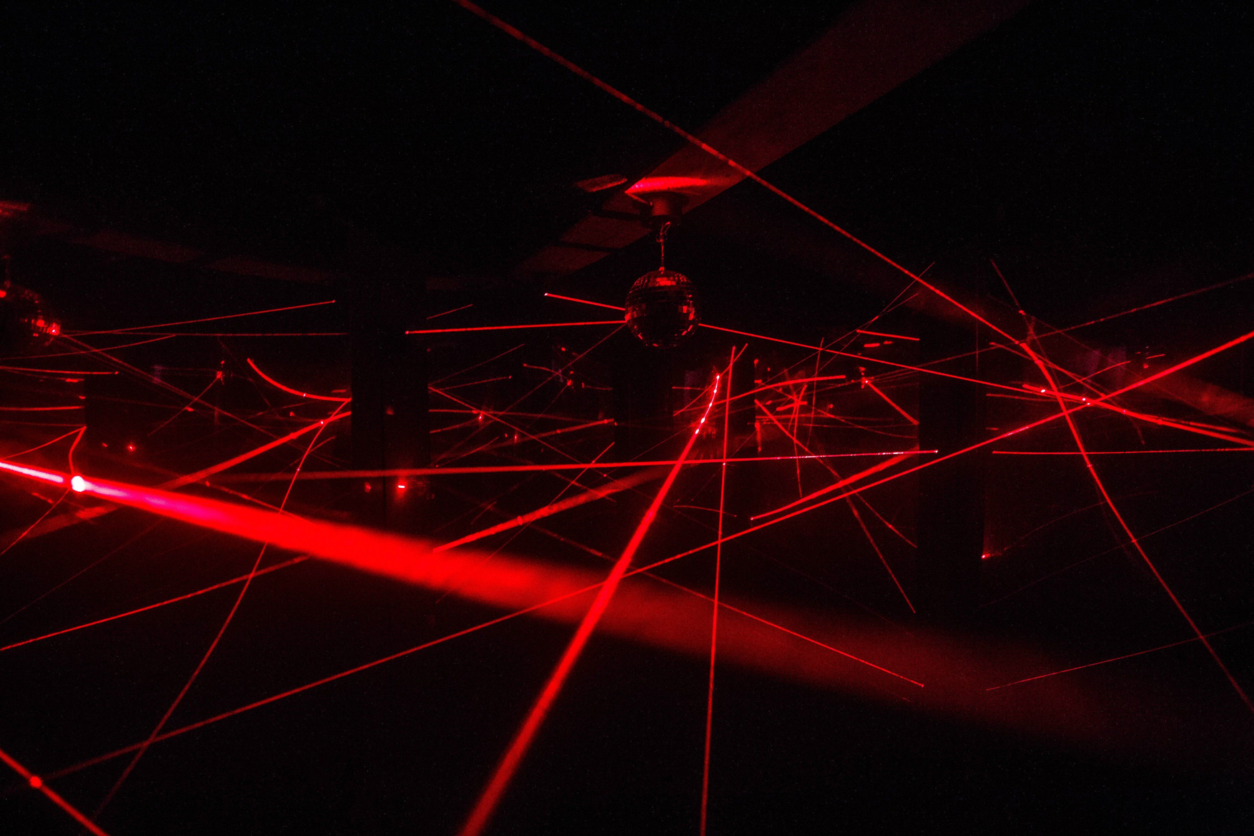 Fasci laser rossi nel buio, 4000x2667 UHD, PC 4K